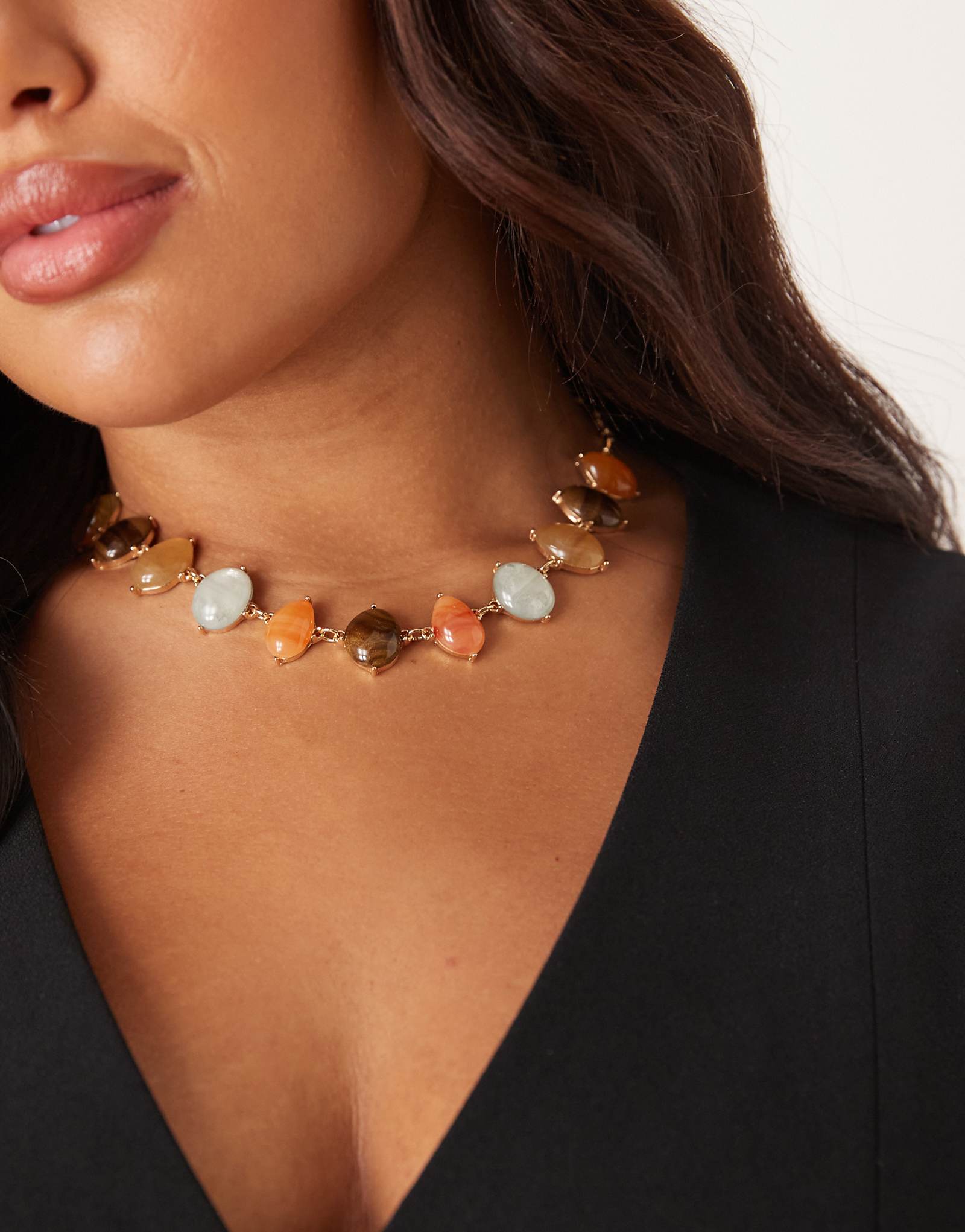 Короткое колье ASOS DESIGN Curve с отделкой из искусственных камней золотого оттенка 3490₽