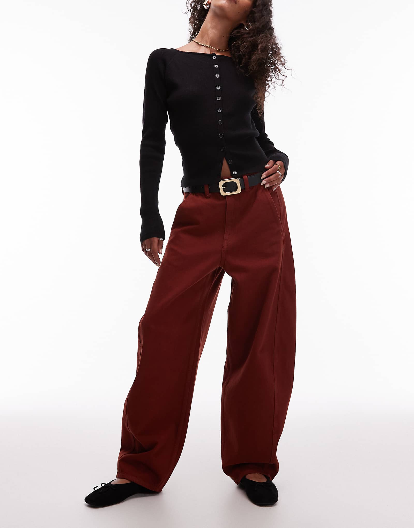 Джинсы-бочкообразки ARKET Endive с отделкой по швам из стираного коричневого материала 20290₽