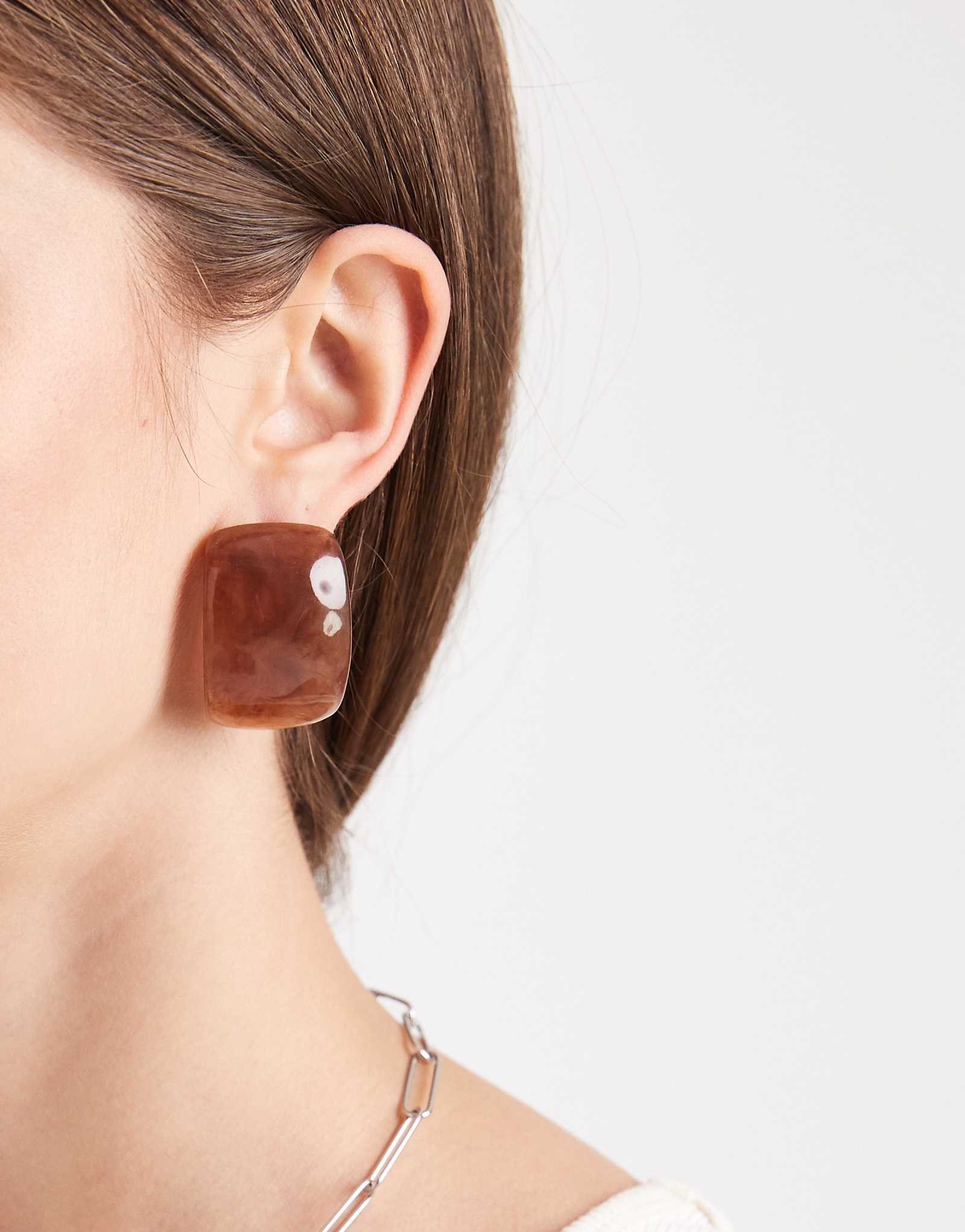 Серьги-гвоздики ASOS DESIGN продолговатой формы с блестящей коричневой отделкой 2390₽