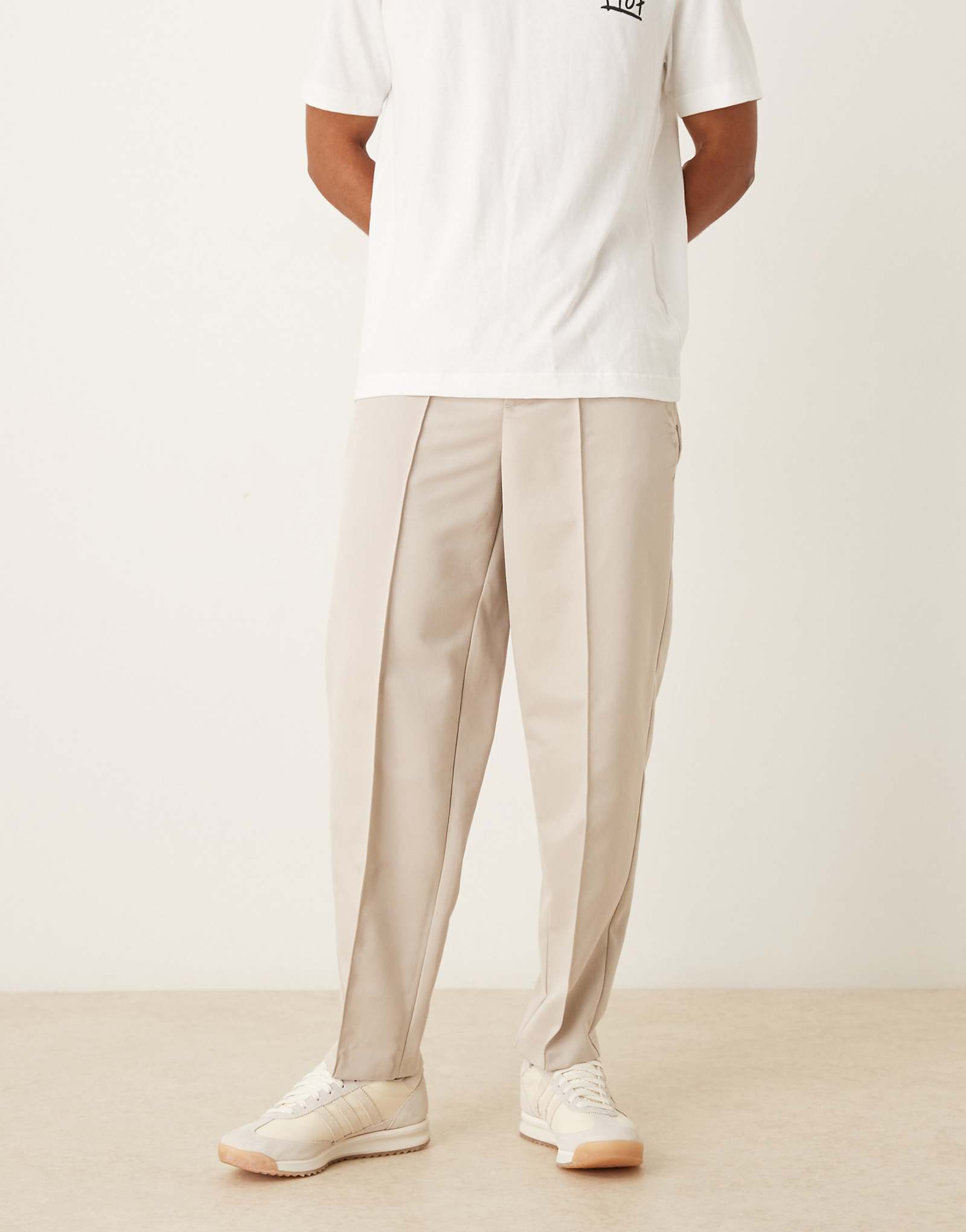 Прямые брюки ASOS DESIGN с защипами песочного цвета 10190₽