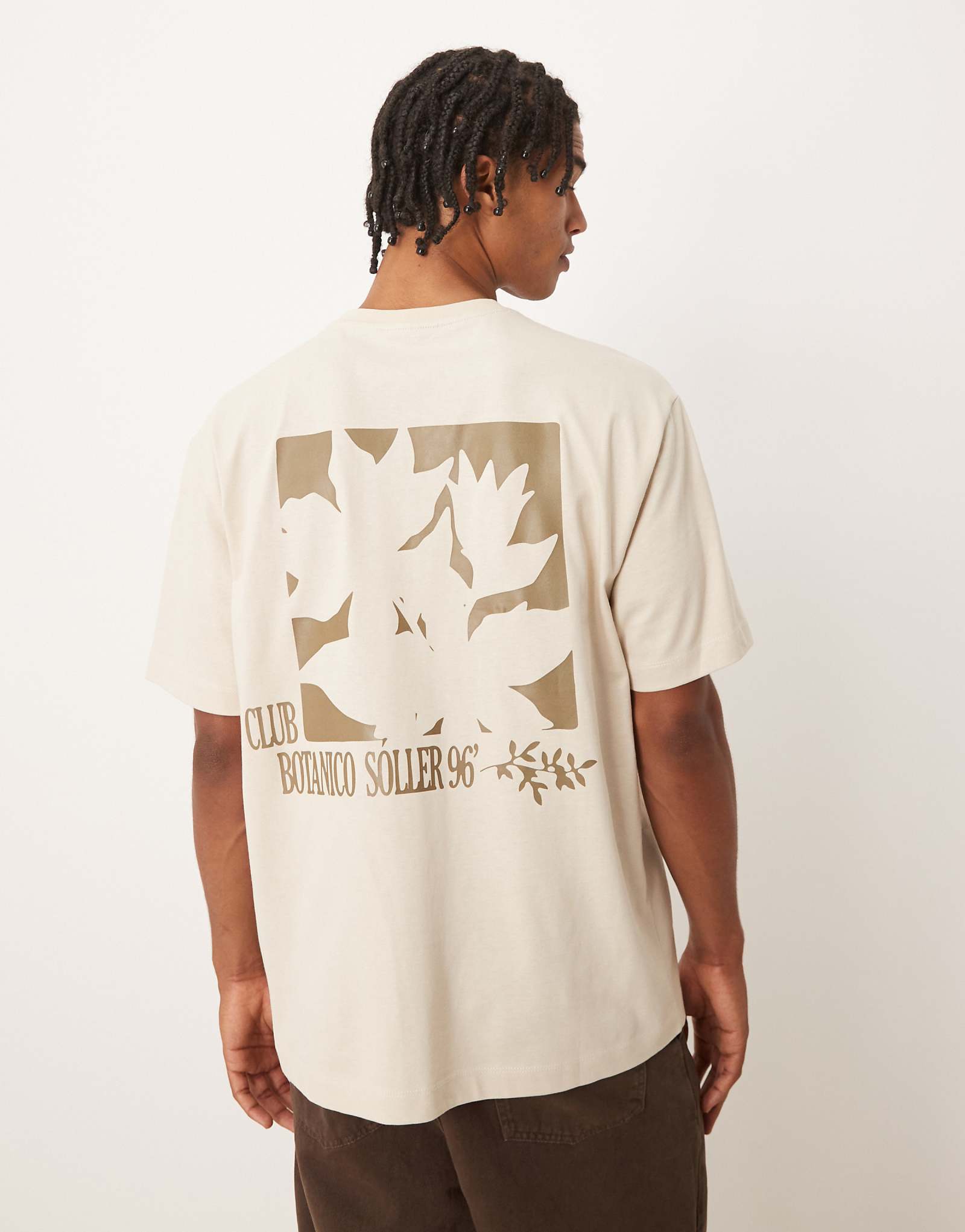 Непринужденная футболка ASOS DESIGN с цветочным принтом сзади белоснежного цвета 4690₽