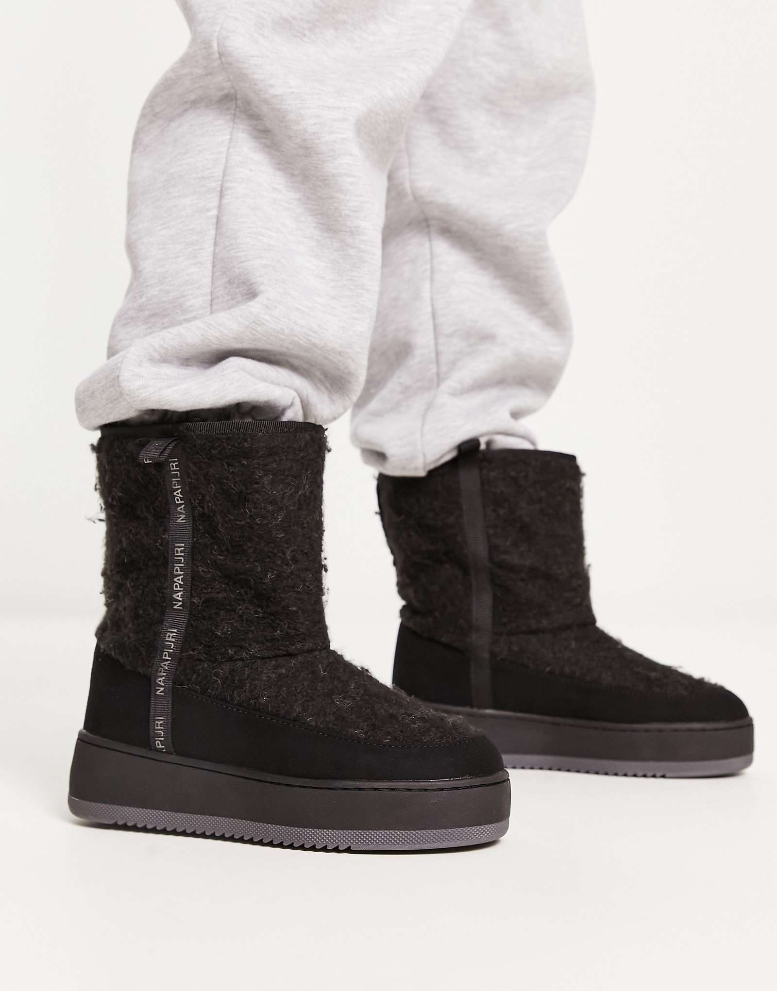 Речные сапоги Napapijri из искусственного меха черного цвета 32690₽