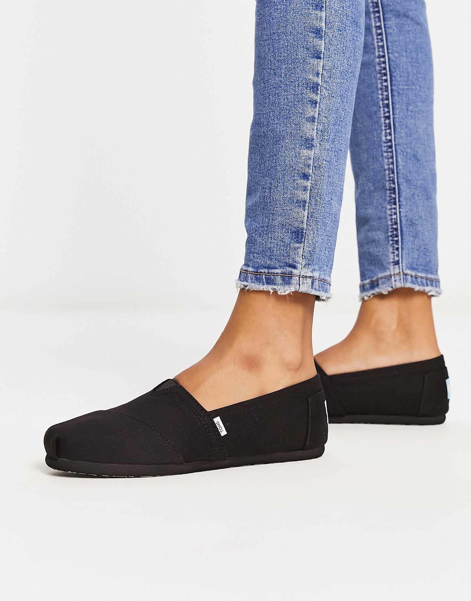 Эспадрильи TOMS alpargata черного цвета 6590₽