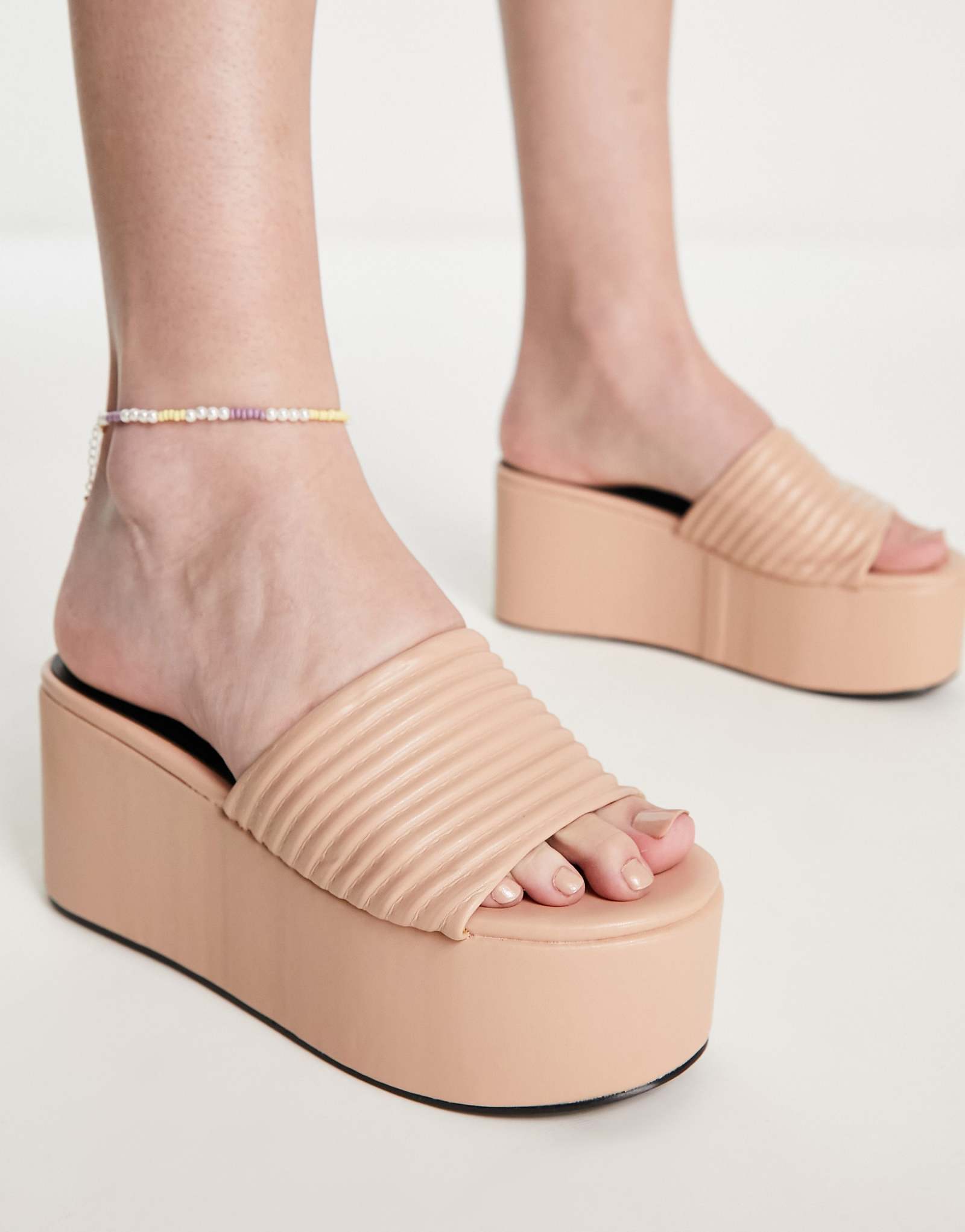 Босоножки Simmi London saanvi на плоской подошве бежевого цвета 8790₽