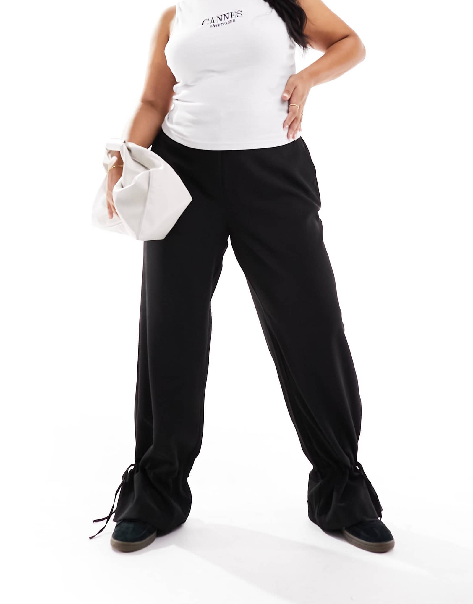 Брюки черного цвета с широкими штанинами и завязками по фигуре