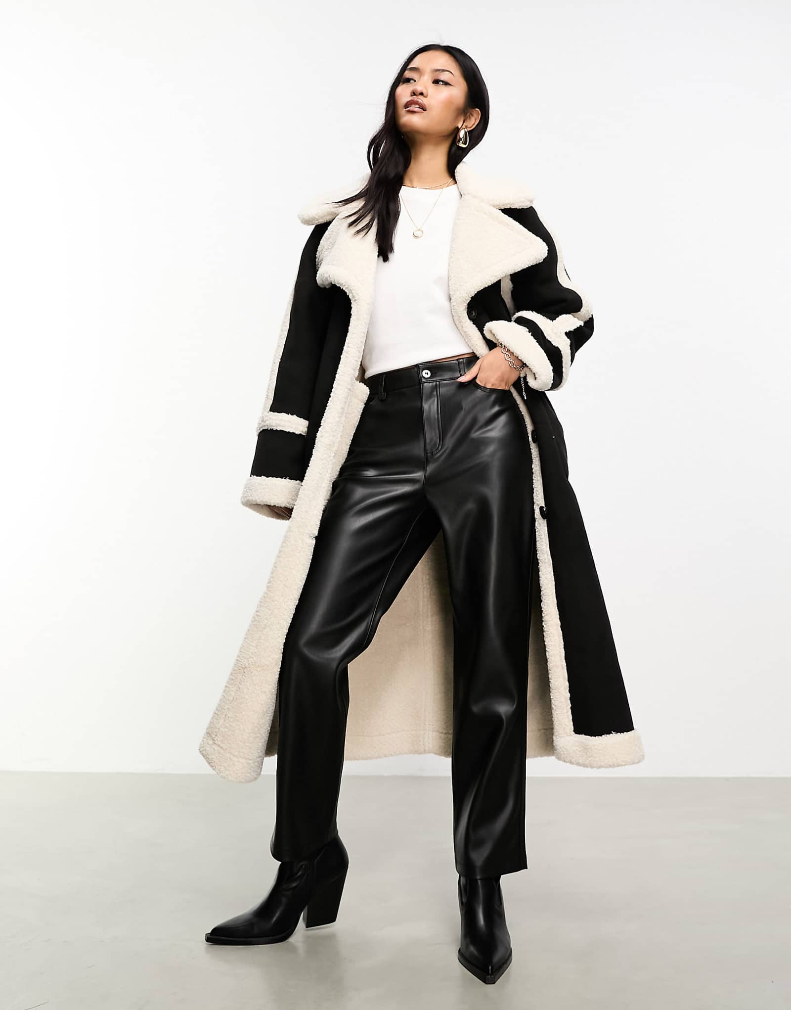 Макси-пальто из замши с отделкой от Object borg черного цвета 44090₽