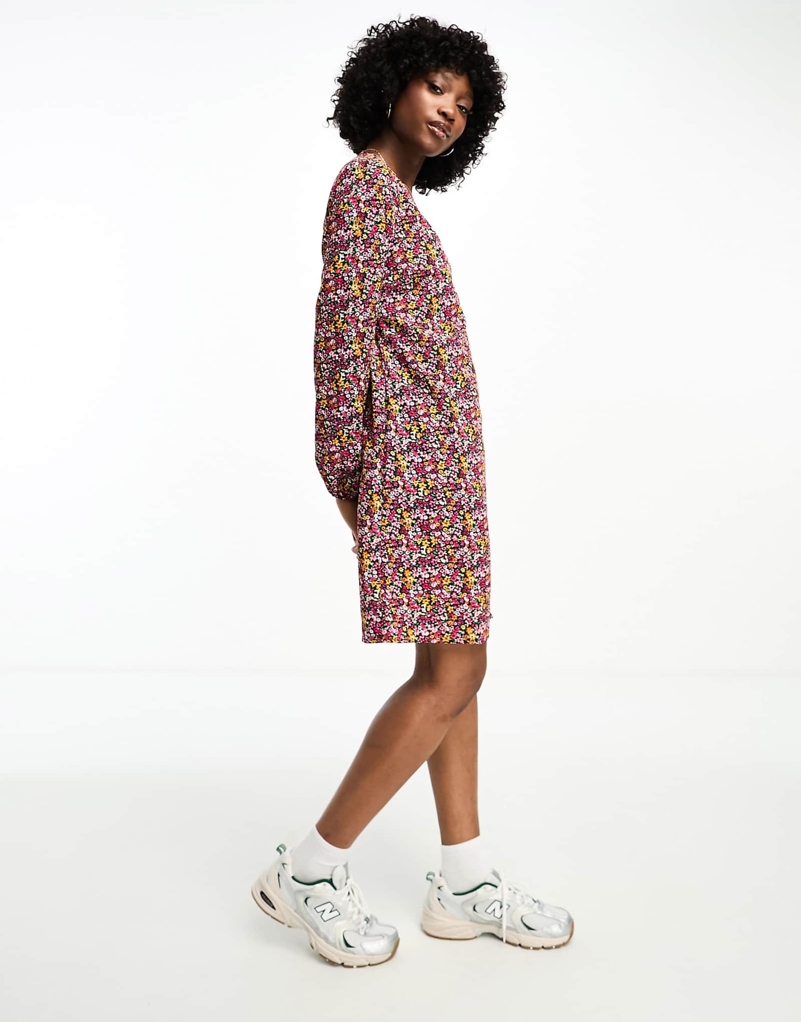 Облегающее мини-платье с разноцветным принтом 2490₽