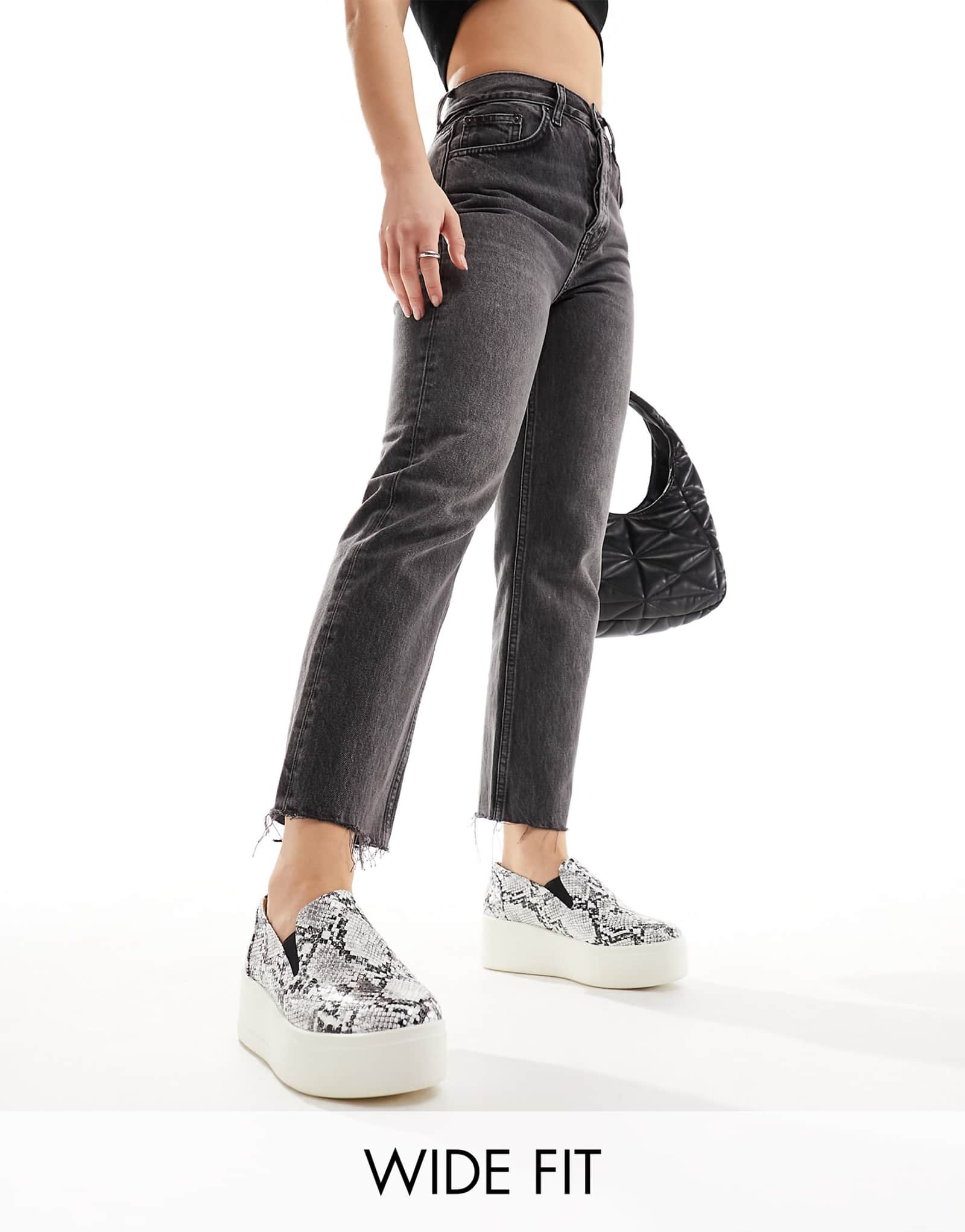 Кроссовки-слипоны Simply Be широкого кроя на плоской подошве со змеиным принтом