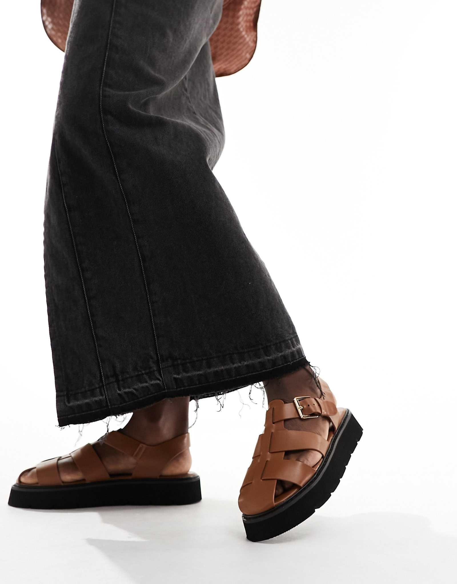 Сандалии в клетку на плоской подошве French Connection коричневого цвета 9290₽