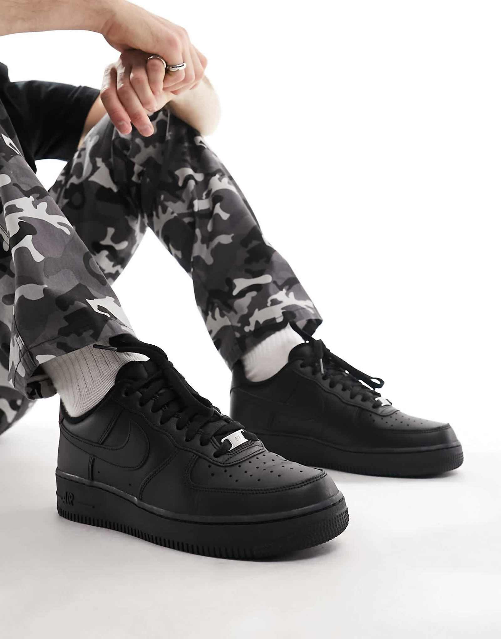 Кроссовки Nike Air Force 1 07 черного цвета 22290₽