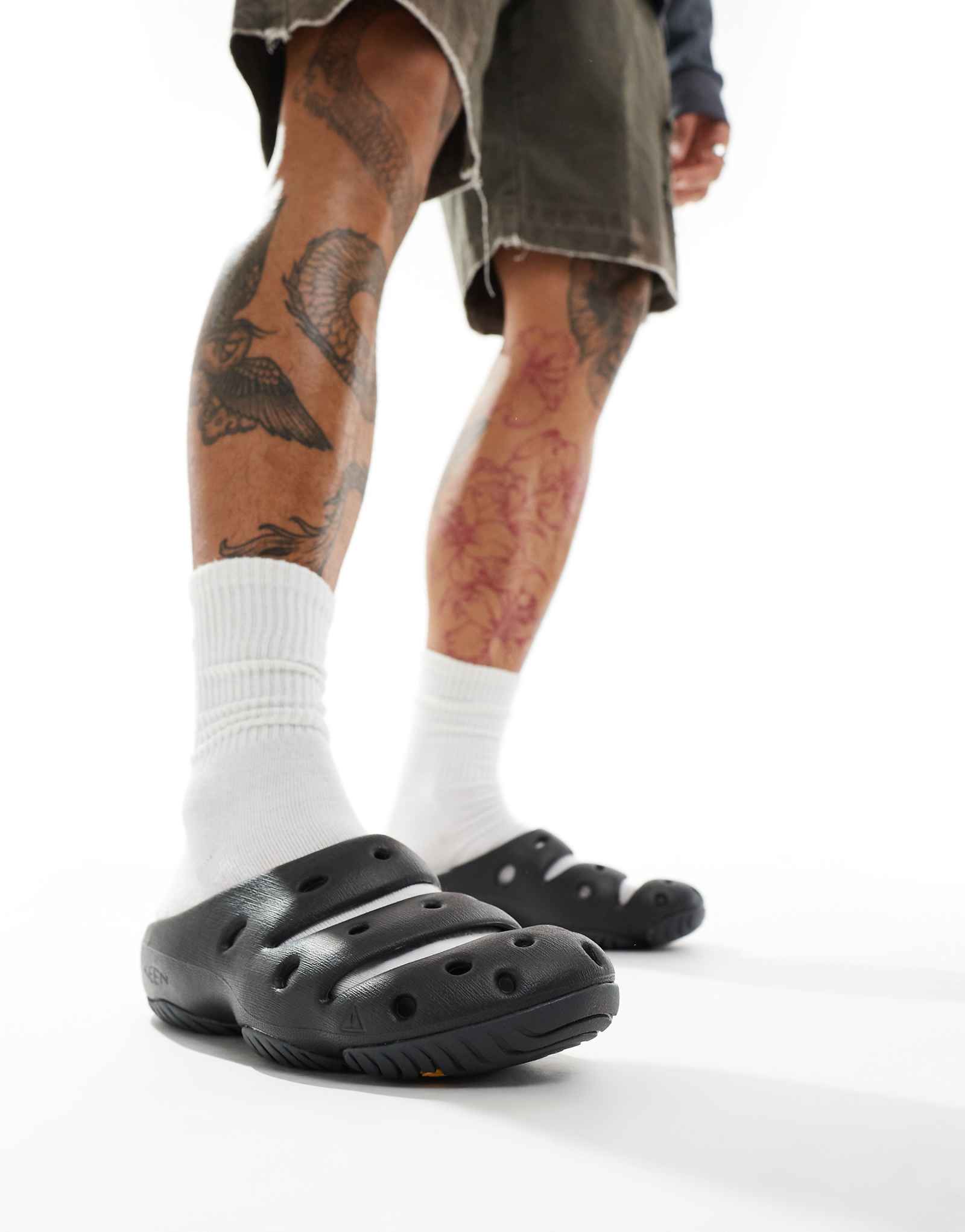 Босоножки Keen Yogui черного цвета 6690₽