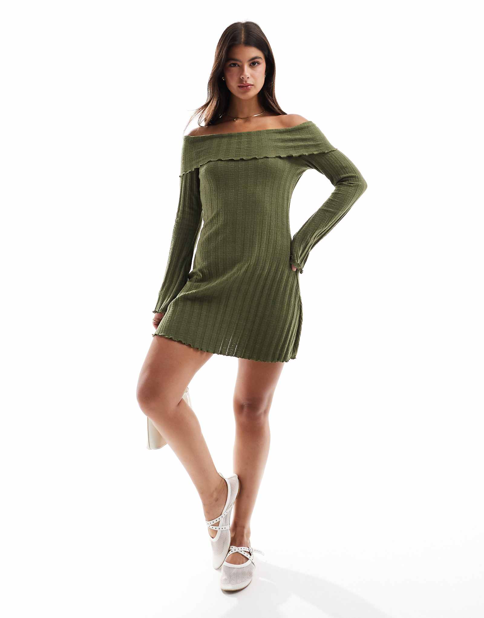 Мини-платье в рубчик с открытыми плечами и отделкой по краю из листьев салата цвета хаки 2490₽