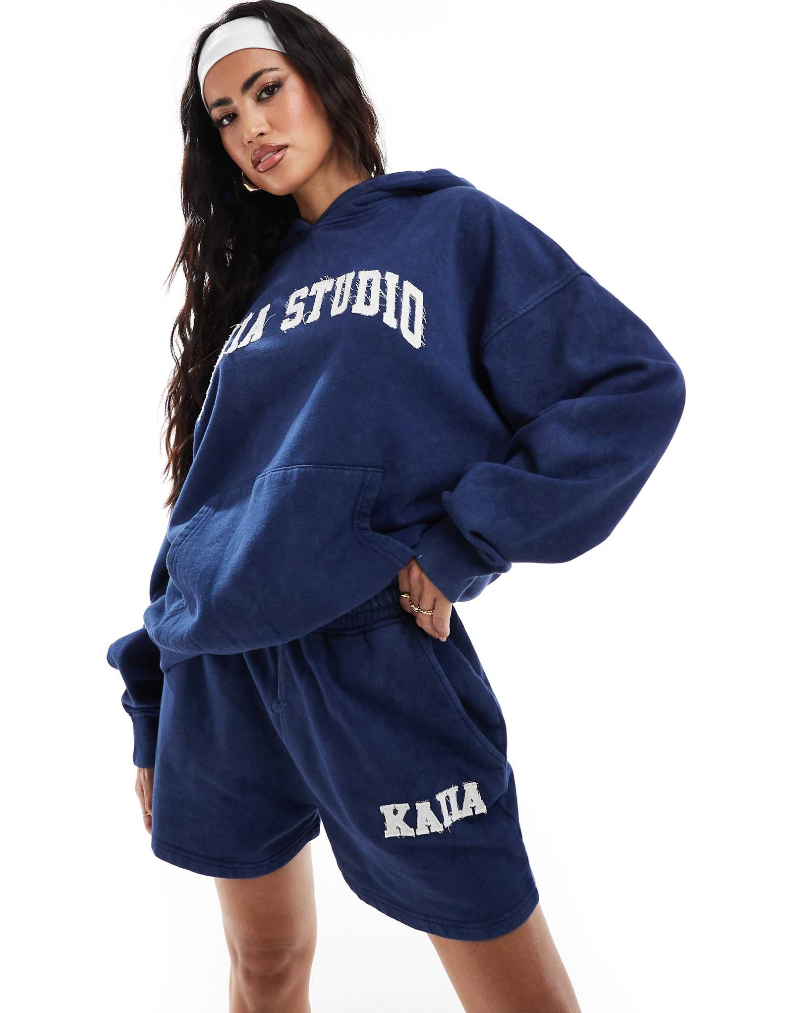 Спортивные шорты Kaiia с аппликацией из синего денима - часть комплекта 5490₽