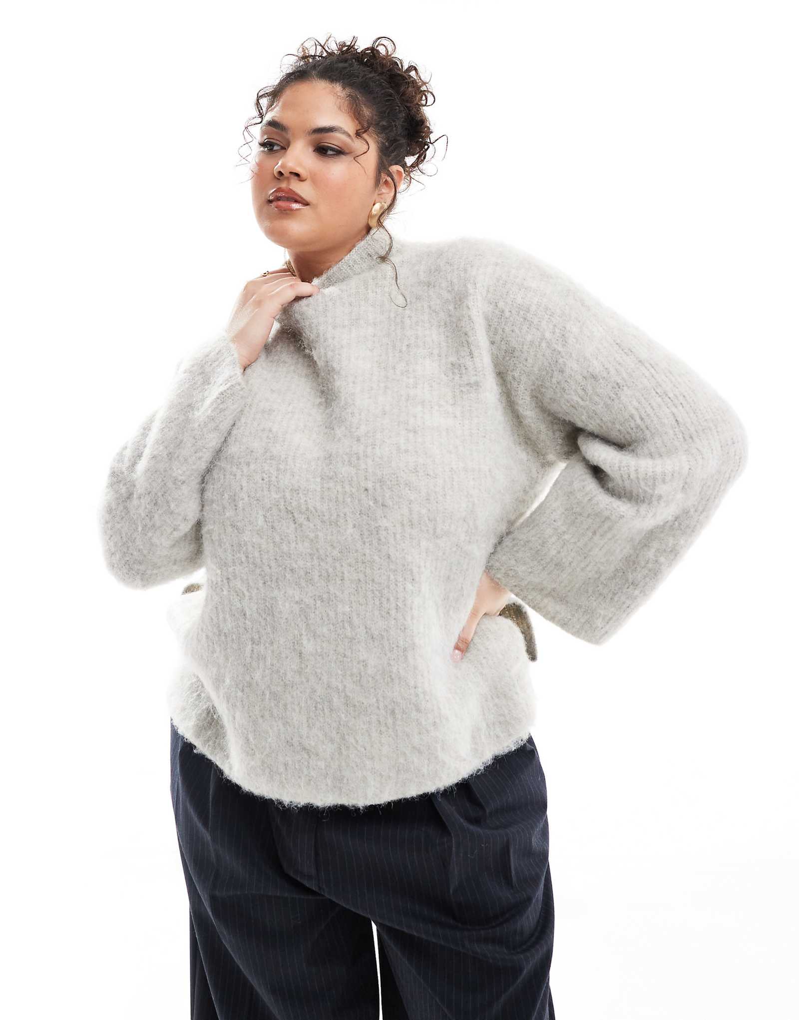 Удлиненный свитер премиум-класса из пушистой вязки Pieces Curve с широкими манжетами светло-серого меланжа 4890₽