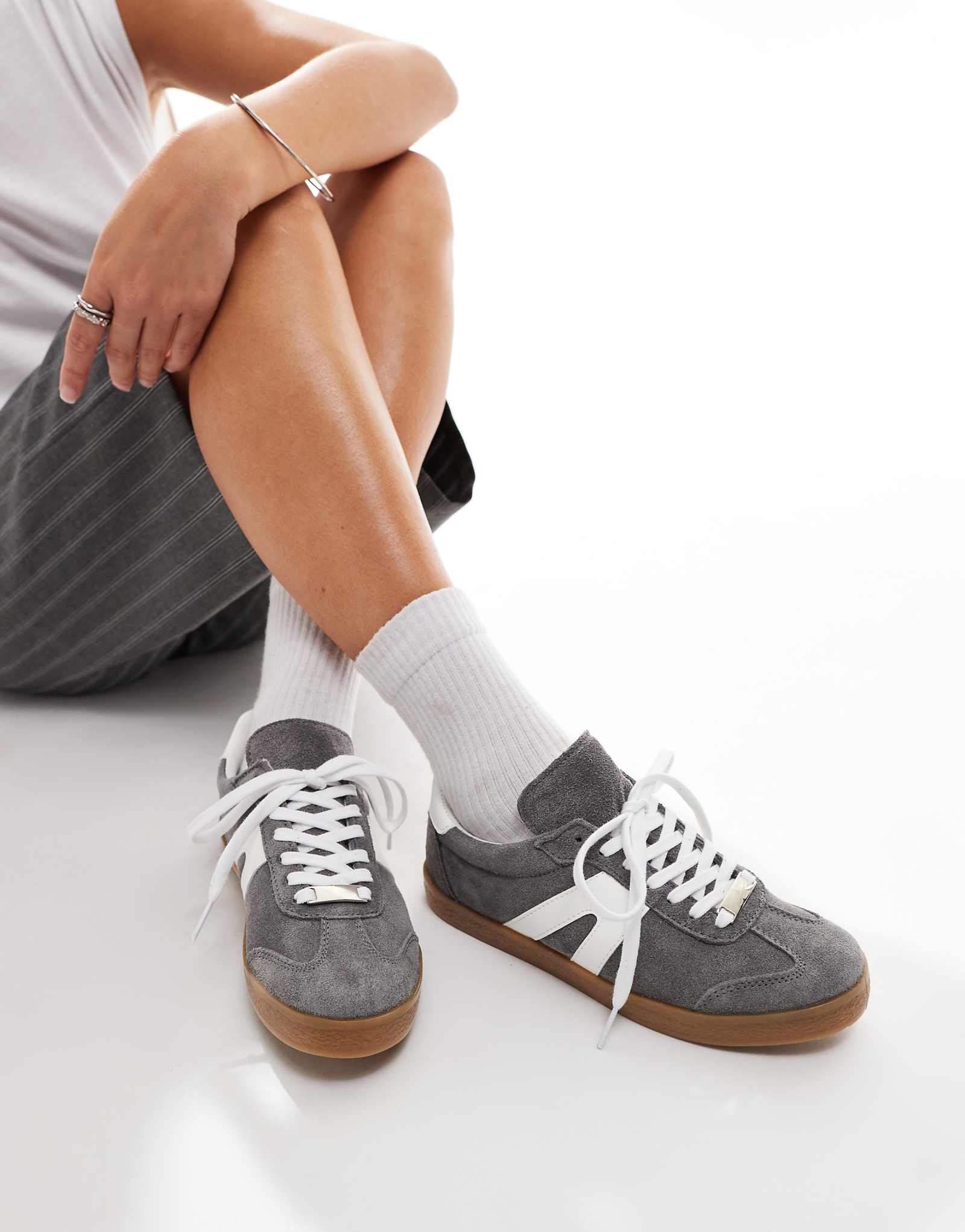 Кроссовки schuh Marnie на резиновой подошве из серой замши 16890₽