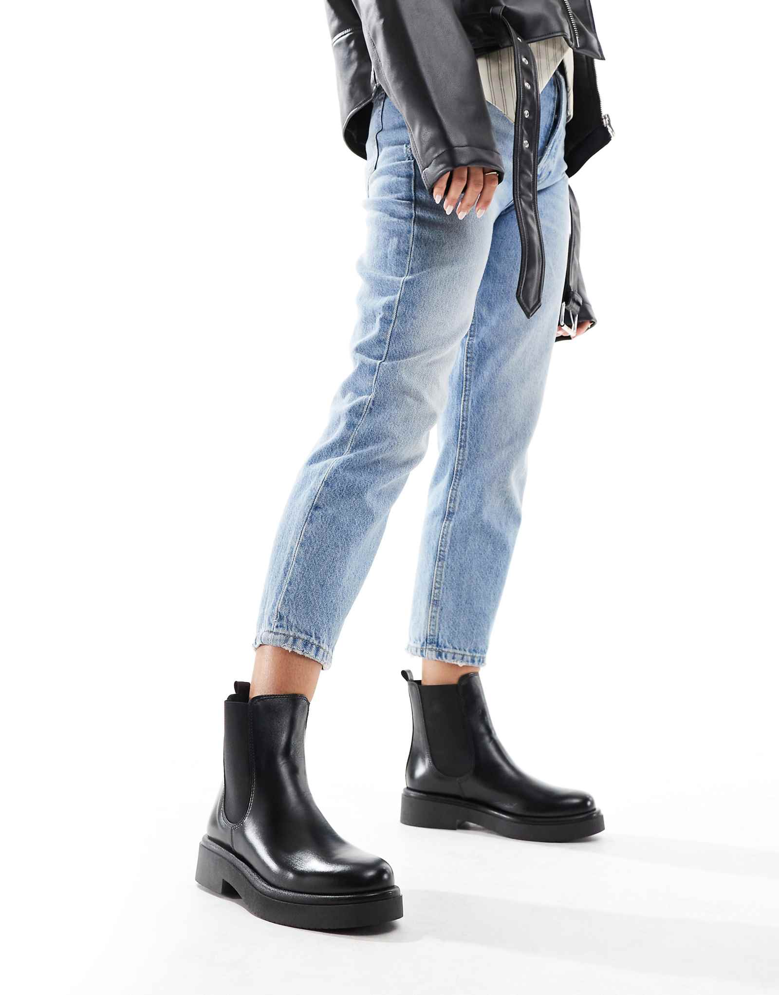 Ботильоны schuh Camille из черной кожи 20490₽