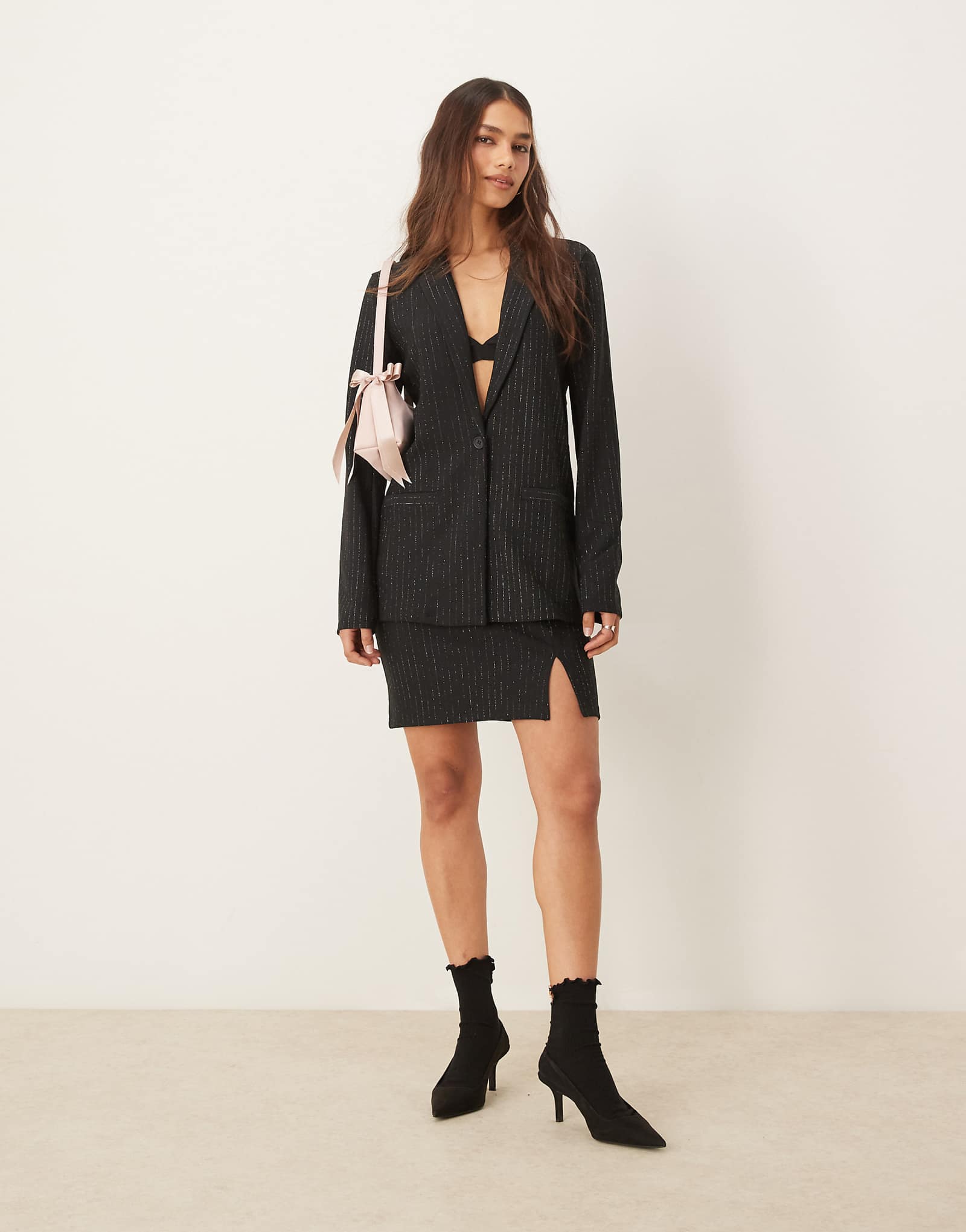 Черная мини-юбка с вырезом спереди от JDY - часть комплекта 1890₽