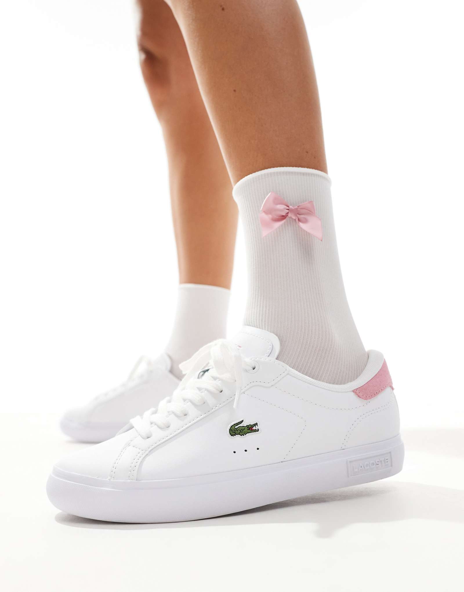 Кроссовки Lacoste powercourt белогосветло-розового цвета 19990₽