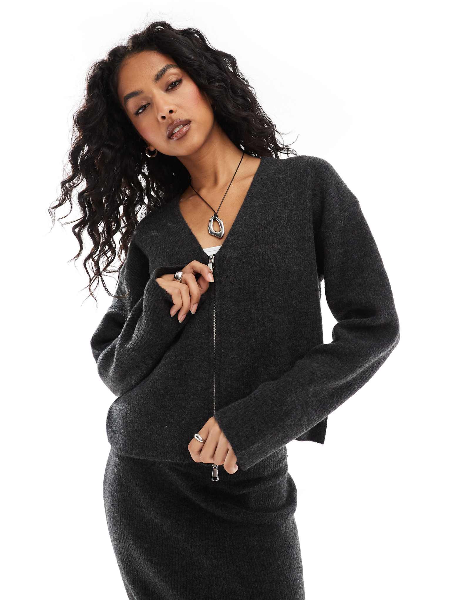 Кардиган с v-образным вырезом цвета древесного угля в сочетании деталей - часть комплекта 6990₽