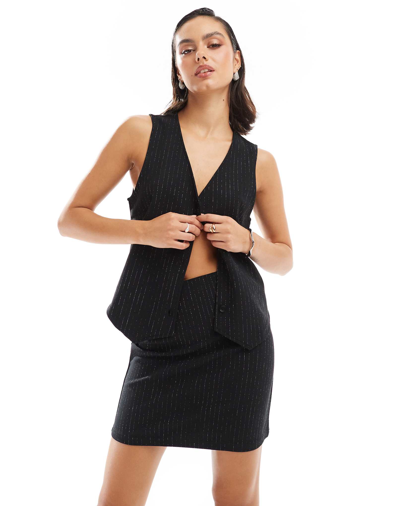 Детали сочетаются друг с другом черная мини-юбка в блестящую полоску - часть комплекта 2790₽