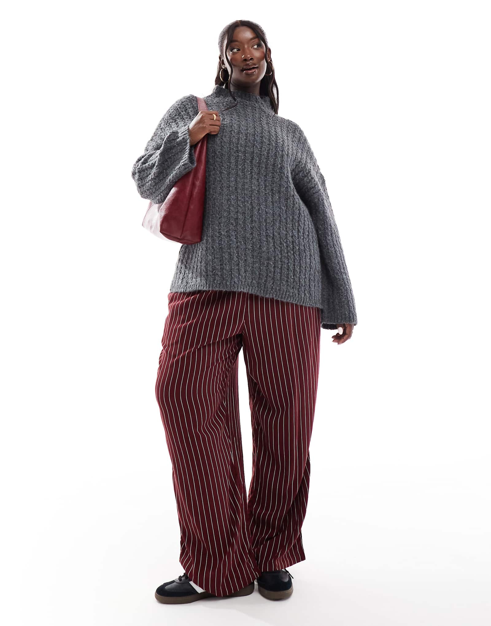 Облегающий удлиненный свитер с высоким воротом серого цвета