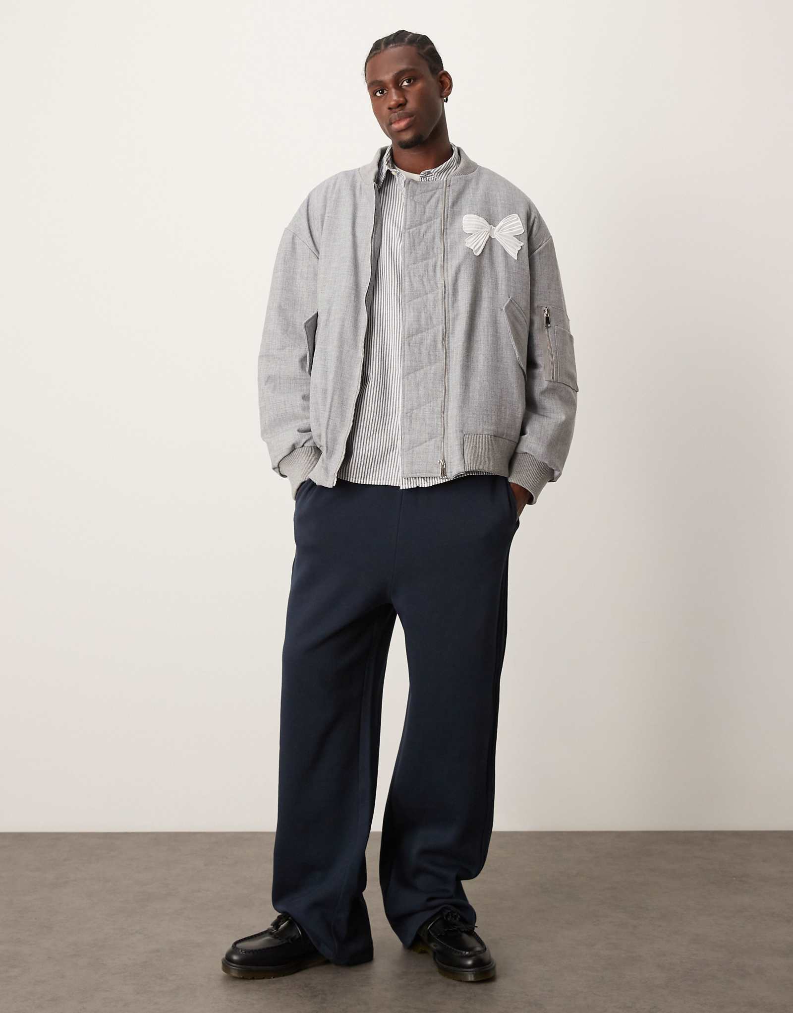 Куртка-бомбер Sister Jane унисекс с вышитым бантом серого цвета 17090₽