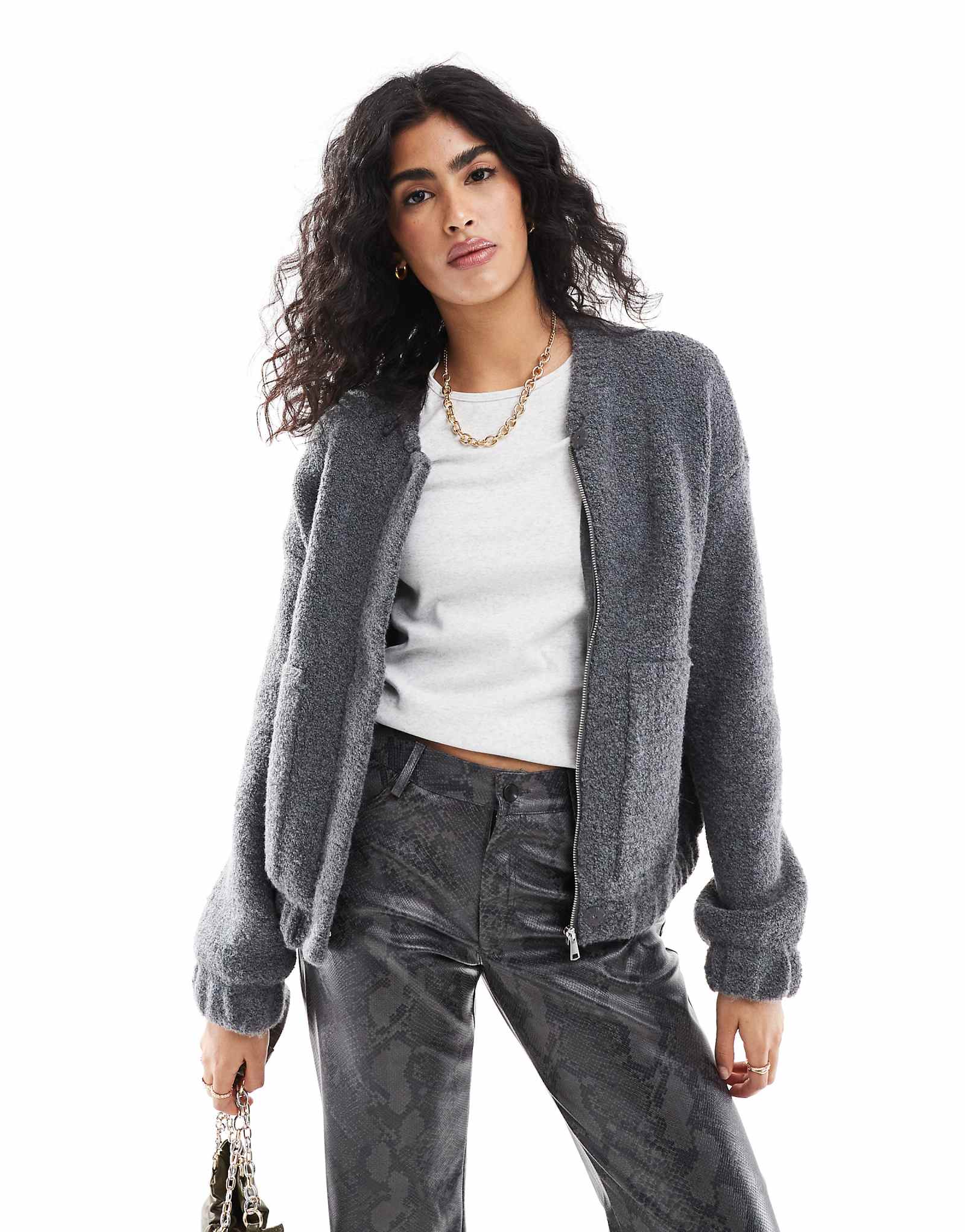 Пушистый вязаный жакет из кусочков букле темно-серого цвета 13390₽