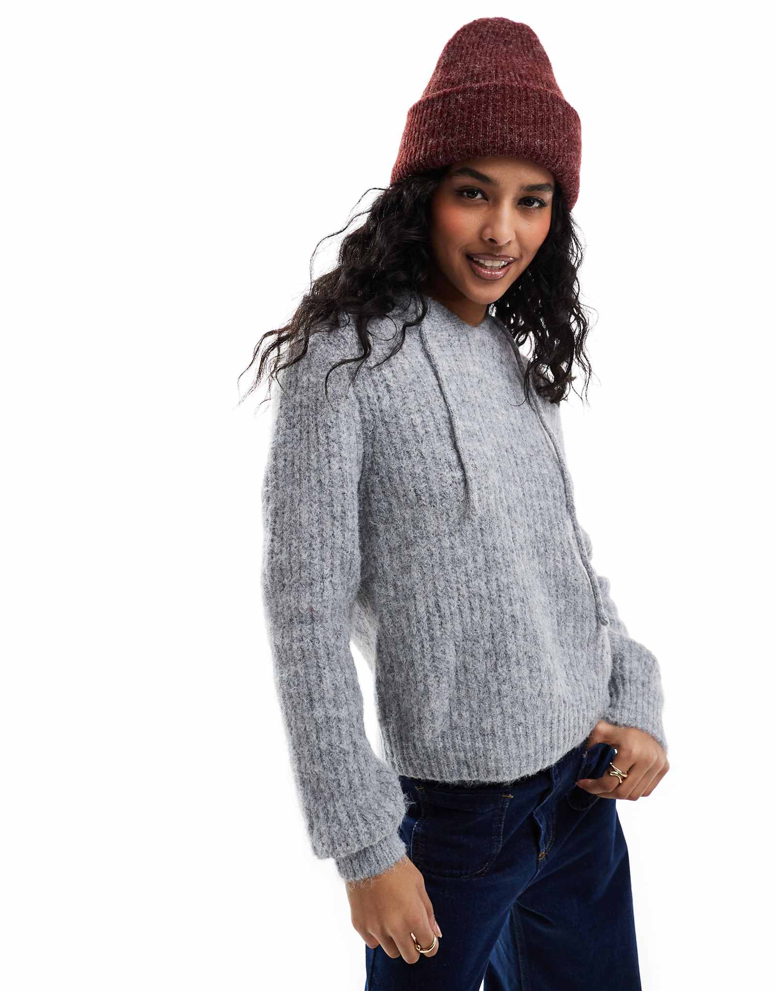 Объект плотный свитер с капюшоном в рубчик светло-серого цвета 6090₽