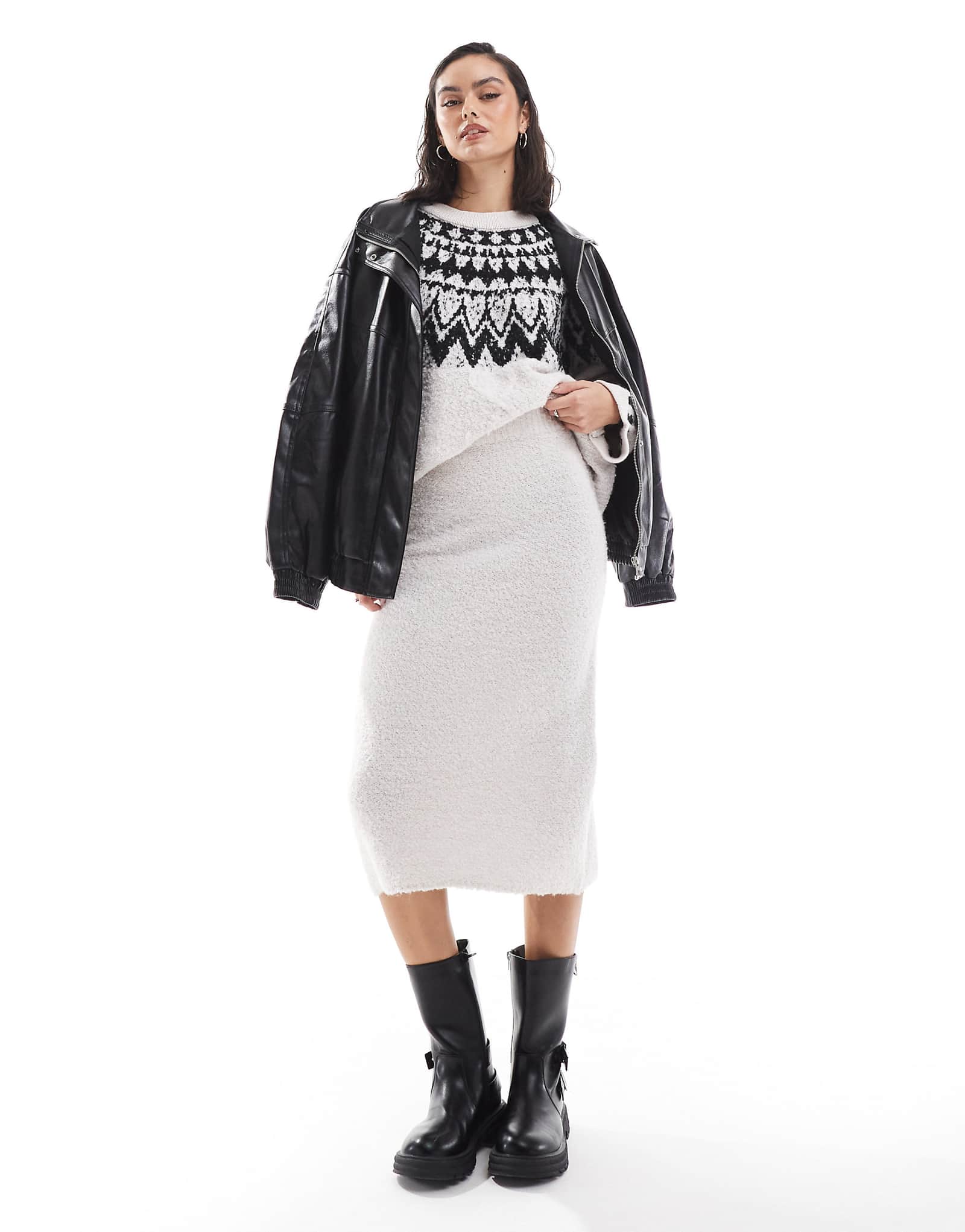 Объект: пышная трикотажная юбка миди кремового цвета - часть комплекта