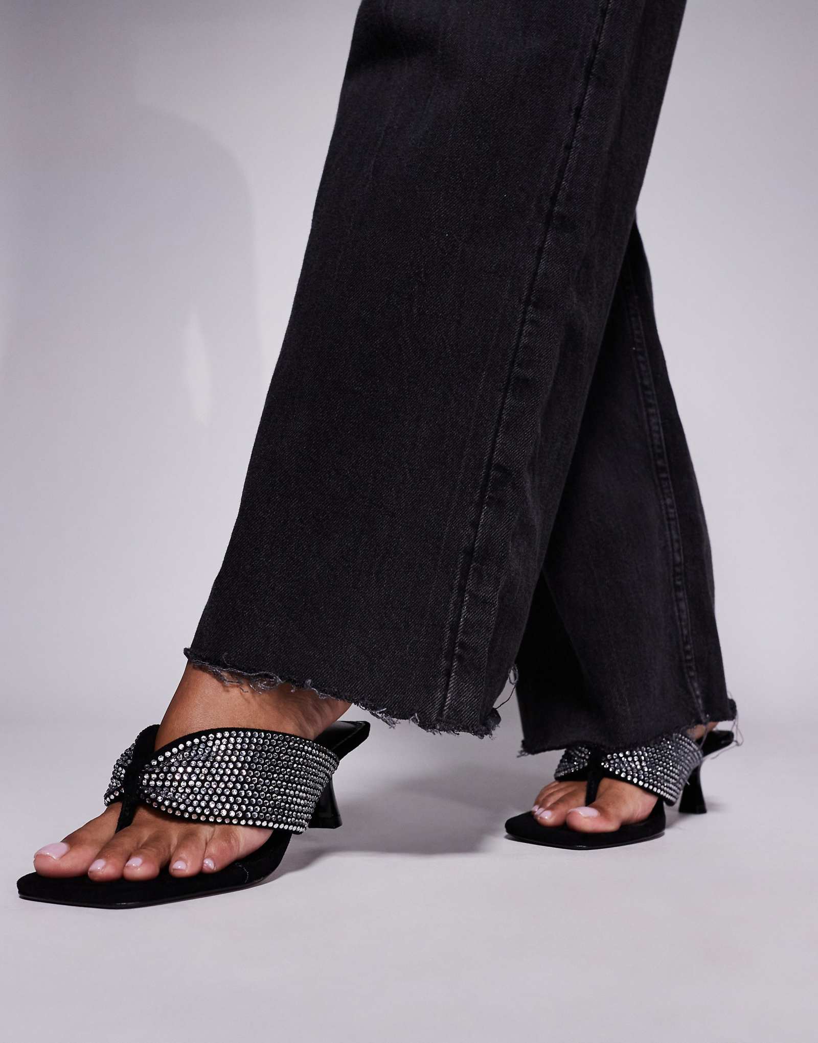 Сандалии-стринги на высоком каблуке River Island с отделкой из черных бриллиантов 6290₽