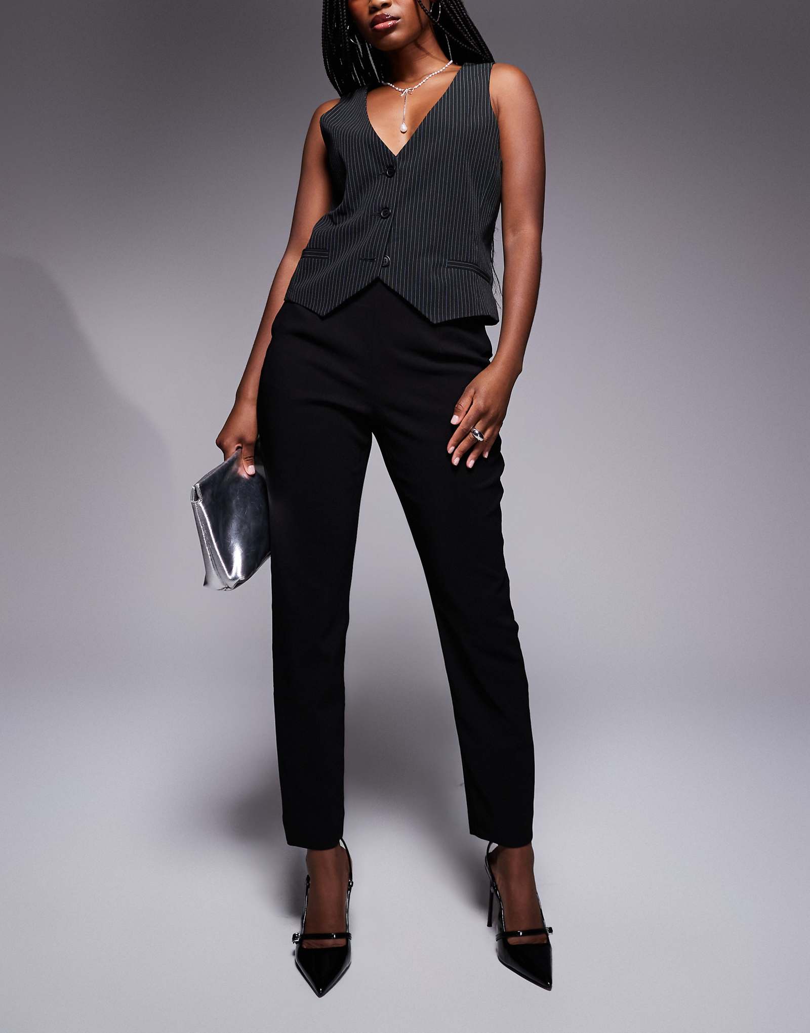 Роскошные брюки черного цвета, сшитые на заказ с использованием жемчуга Alice