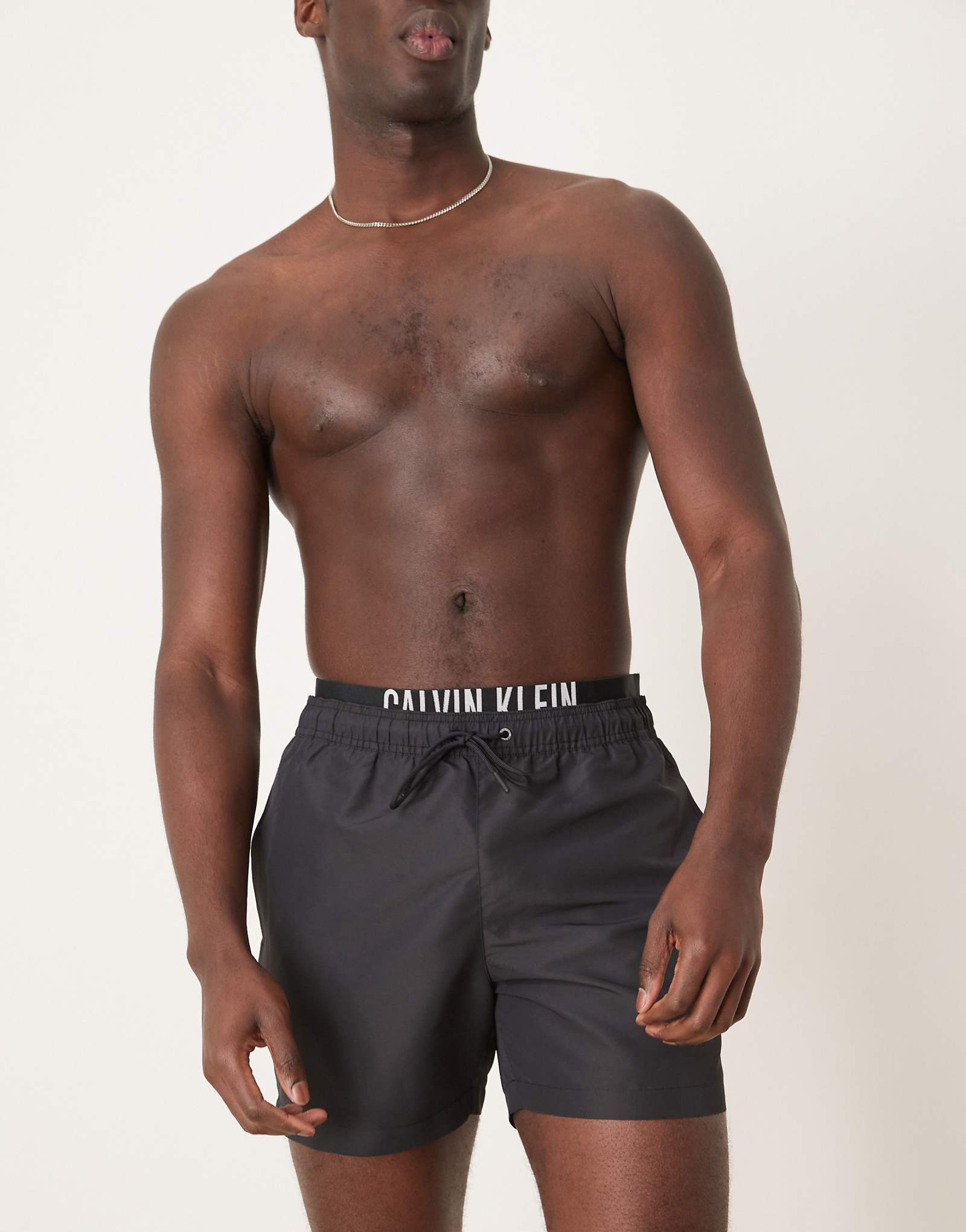 Черные плавательные шорты с логотипом Calvin Klein на поясе 14290₽