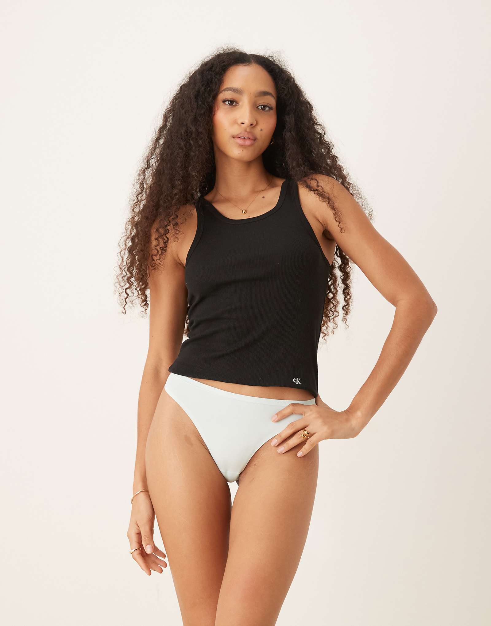 Идеально сидящие стринги Calvin Klein бледно-голубого цвета 4090₽