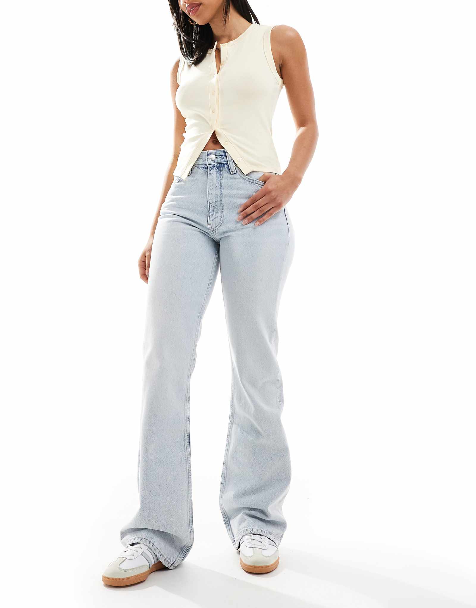 Джинсы Calvin Klein Jeans с расклешенным вырезом и легкой стиркой 21190₽