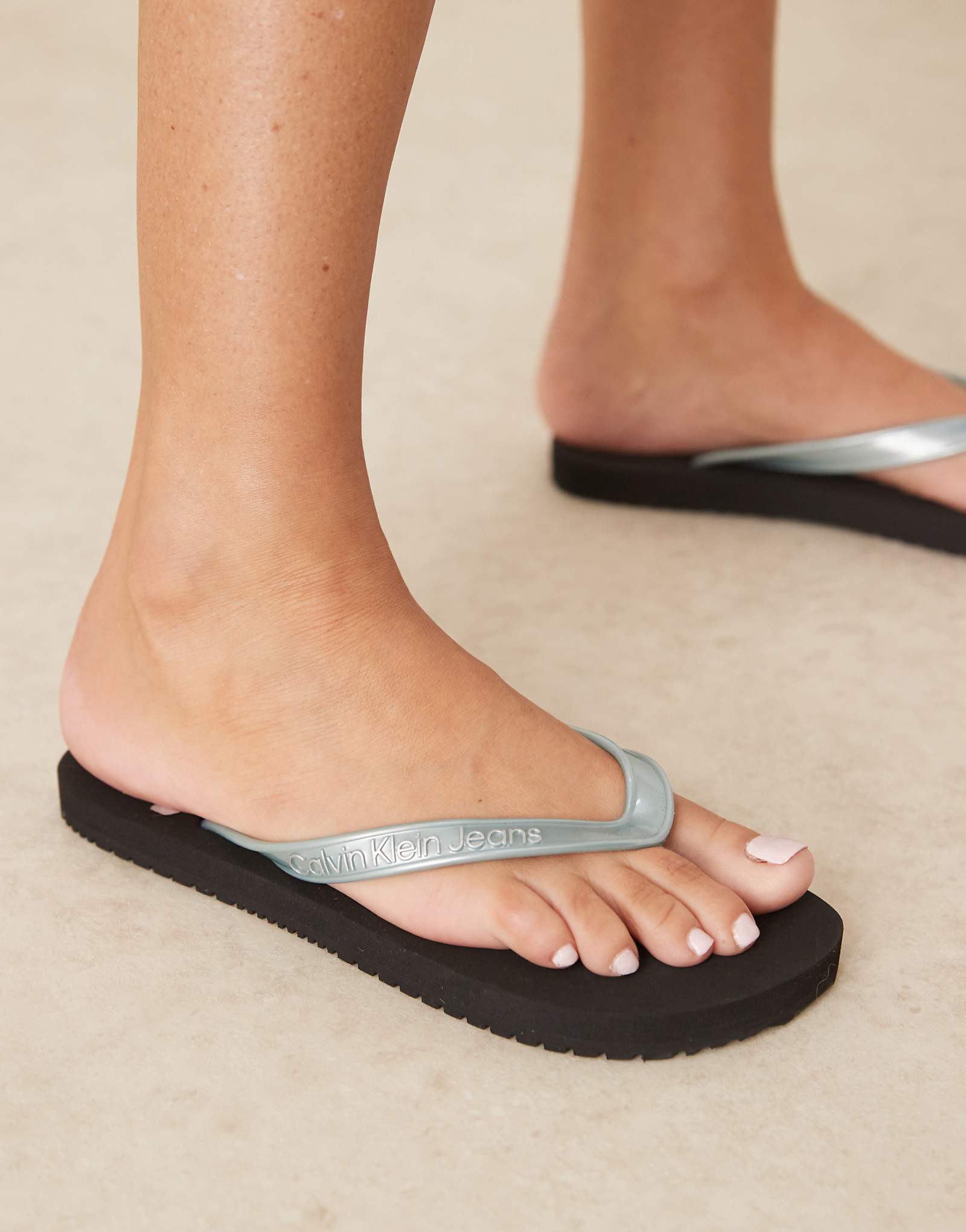 Шлепанцы с логотипом Calvin Klein Jeans черного и светло-голубого цветов 9590₽
