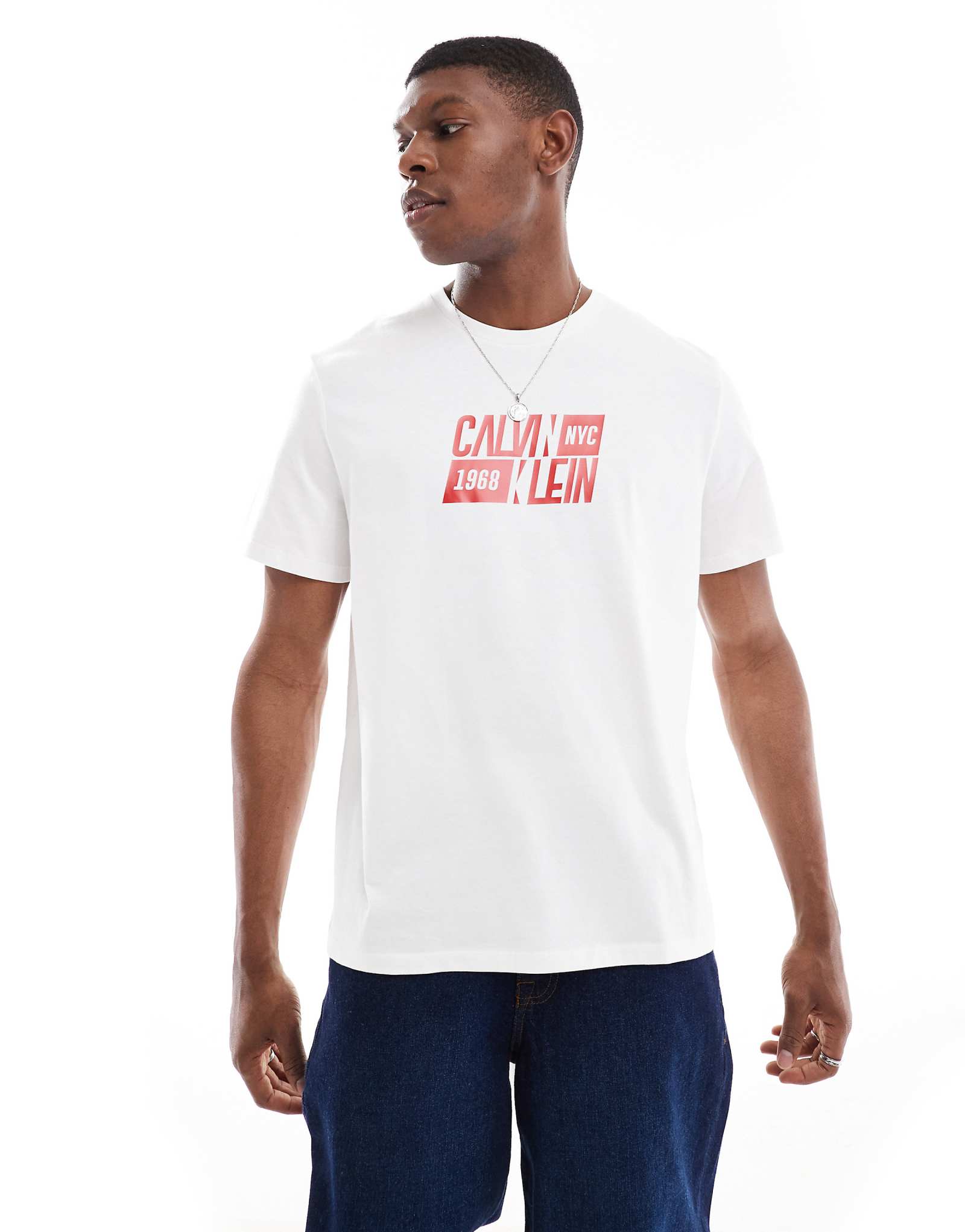 Футболка Calvin Klein Jeans с графическим рисунком в стиле ретро из Нью-Йорка белого и красного цветов 7590₽