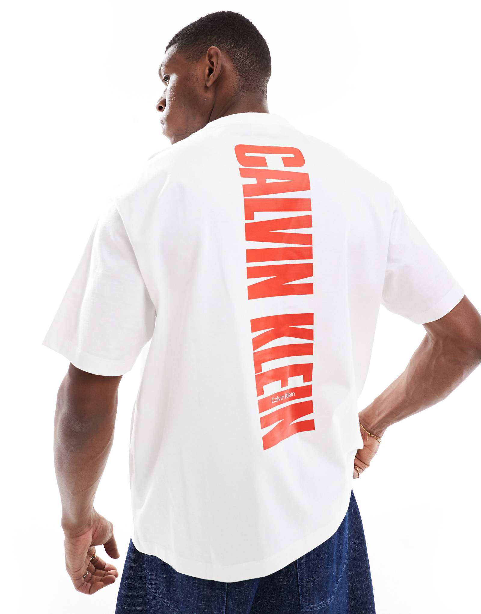 Футболка Calvin Klein Jeans с вертикальным принтом на спине белого и красного цветов 12490₽