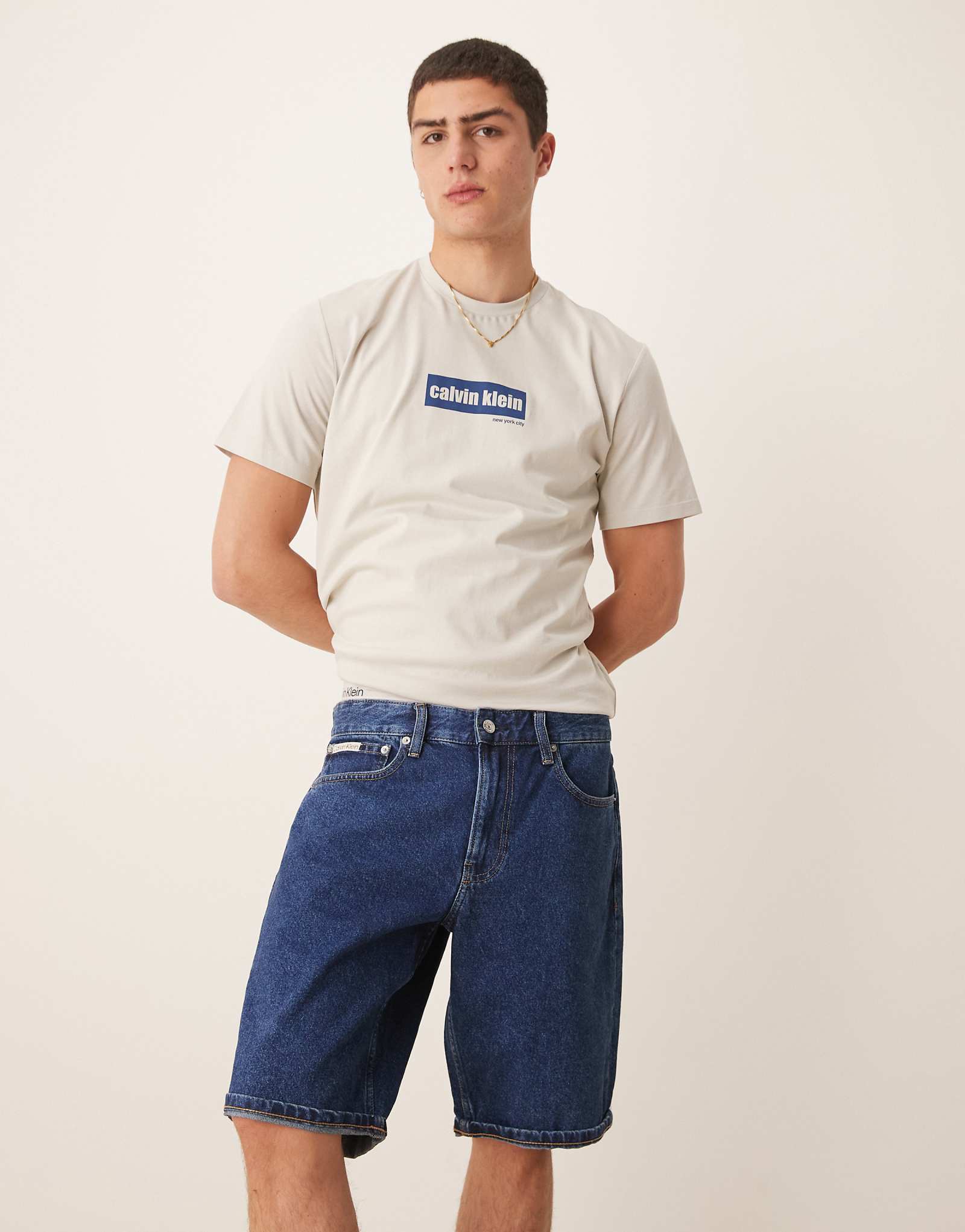 Обычные джинсовые шорты Calvin Klein Jeans темного цвета 11690₽