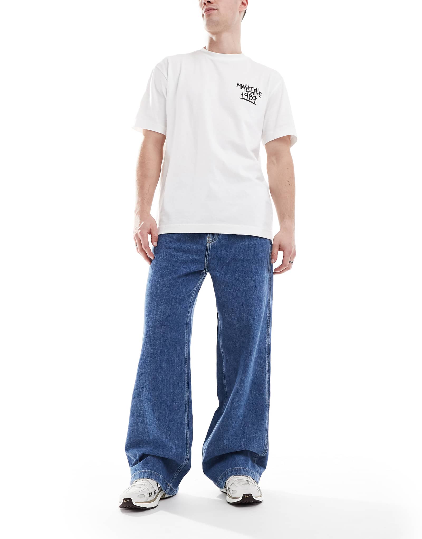 Джинсы Calvin Klein Jeans надевают на свободные джинсы 90-х годов после средней стирки 13790₽