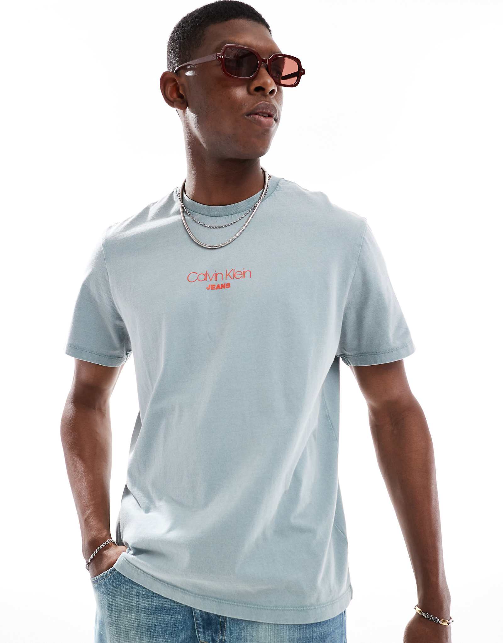 Футболка с маленьким центральным логотипом Calvin Klein синего цвета 12490₽