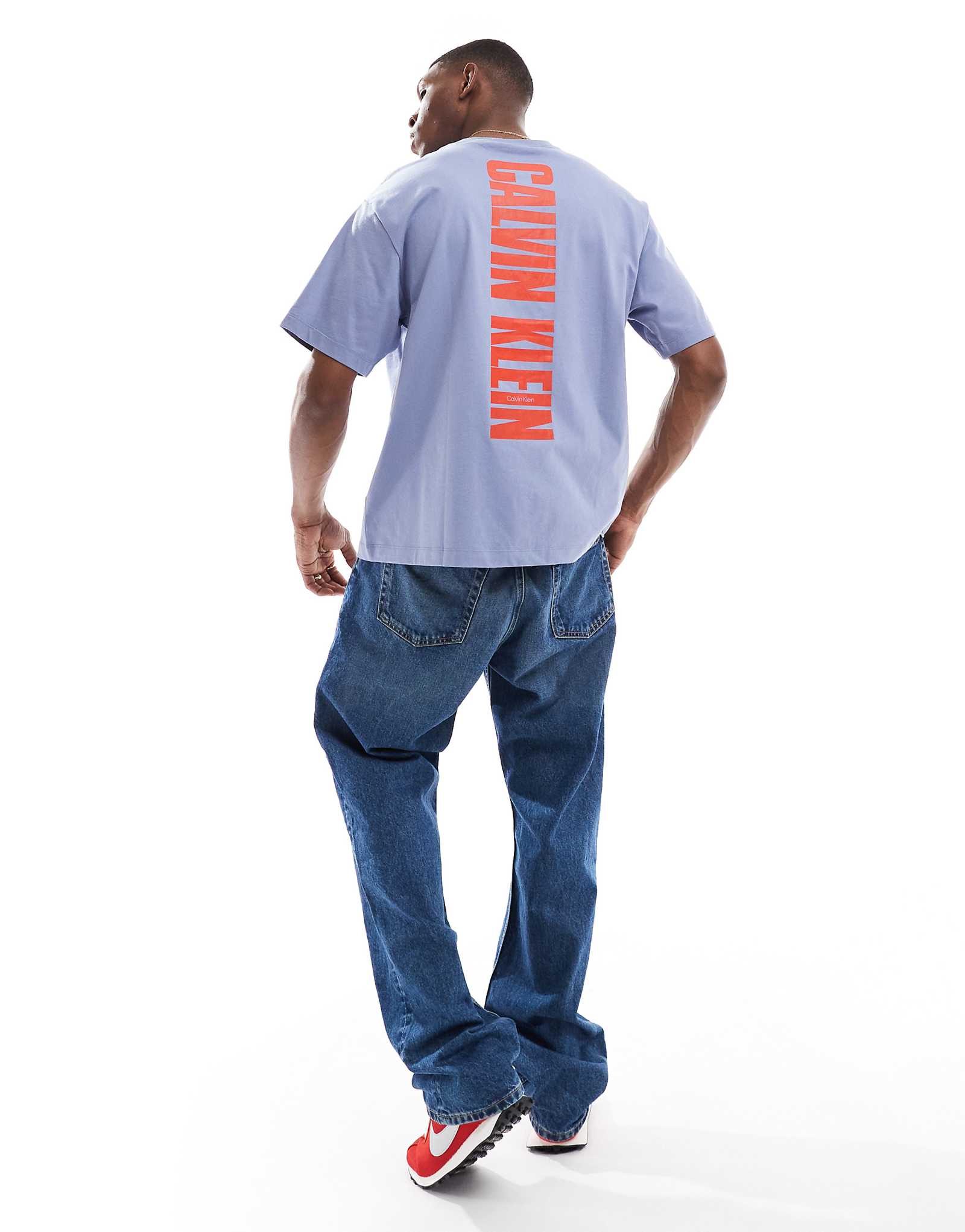 Футболка Calvin Klein Jeans с вертикальным принтом на спине в стираных синих и красных тонах 9290₽