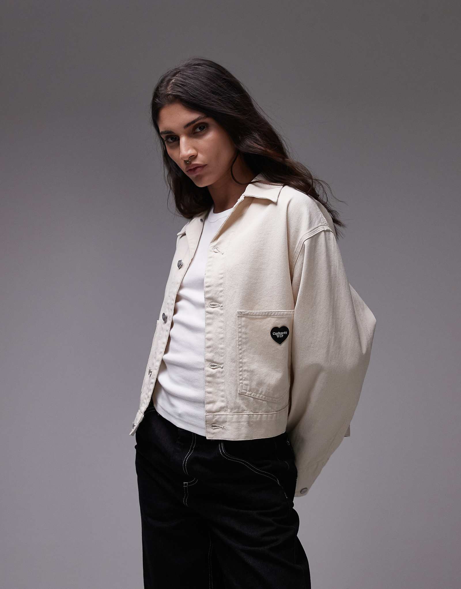 Куртка Carhartt WIP drewe с логотипом в виде сердца белого цвета 39790₽