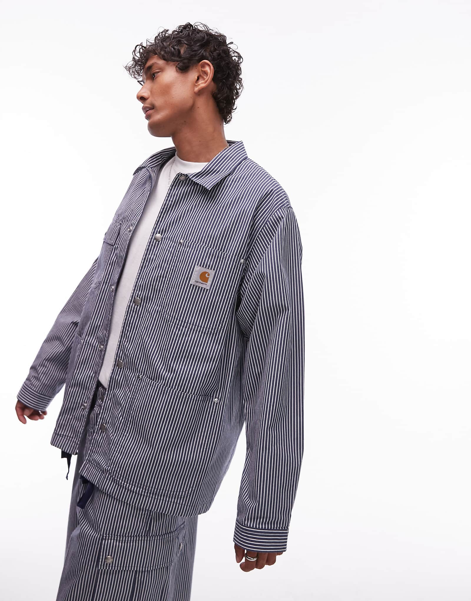 Тренерская куртка Carhartt WIP notus в синюю полоску 39990₽