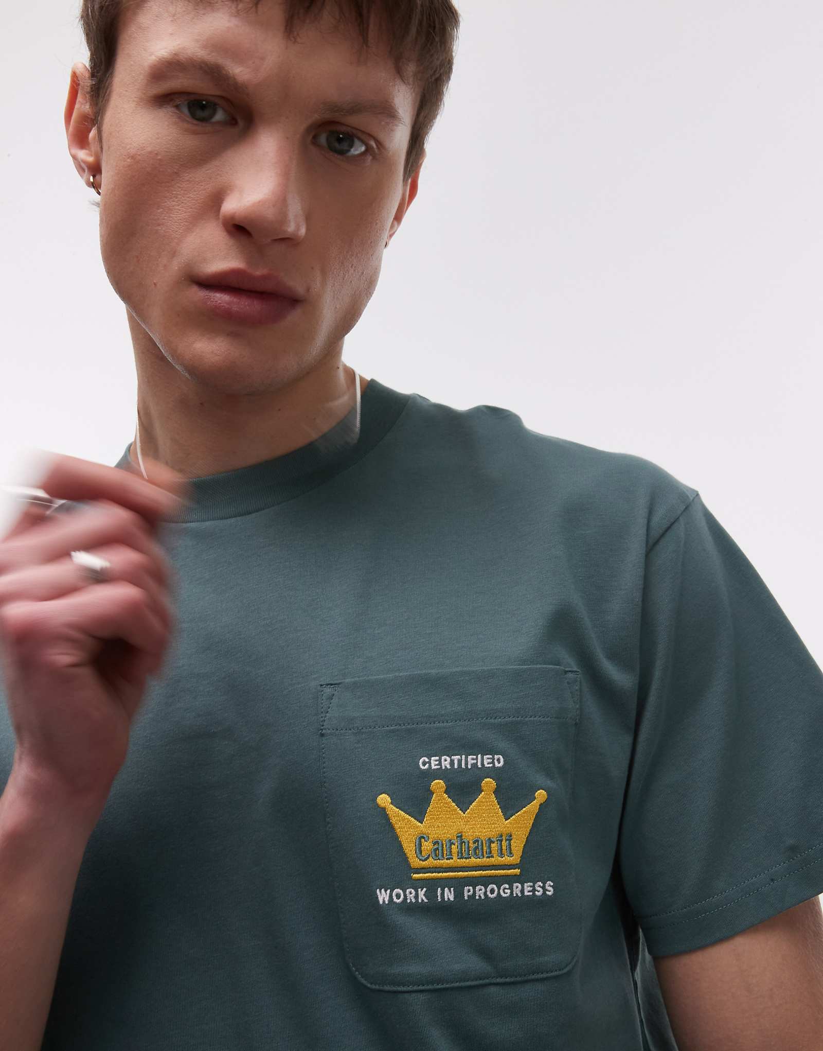 Футболка с графическим принтом Carhartt WIP crown pocket зеленого цвета 11790₽