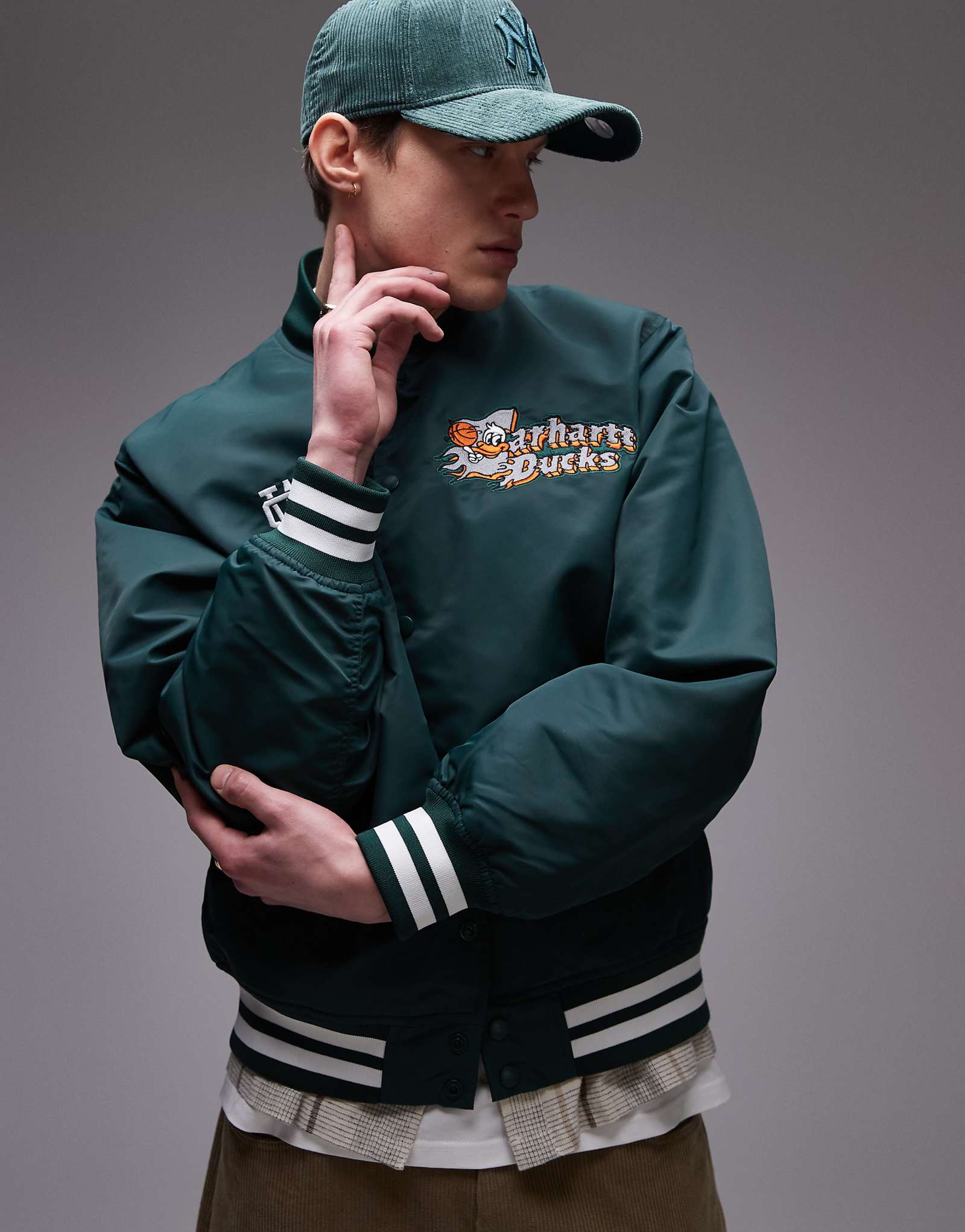 Куртка-бомбер Carhartt WIP Flaming Ducks зеленого цвета 49990₽