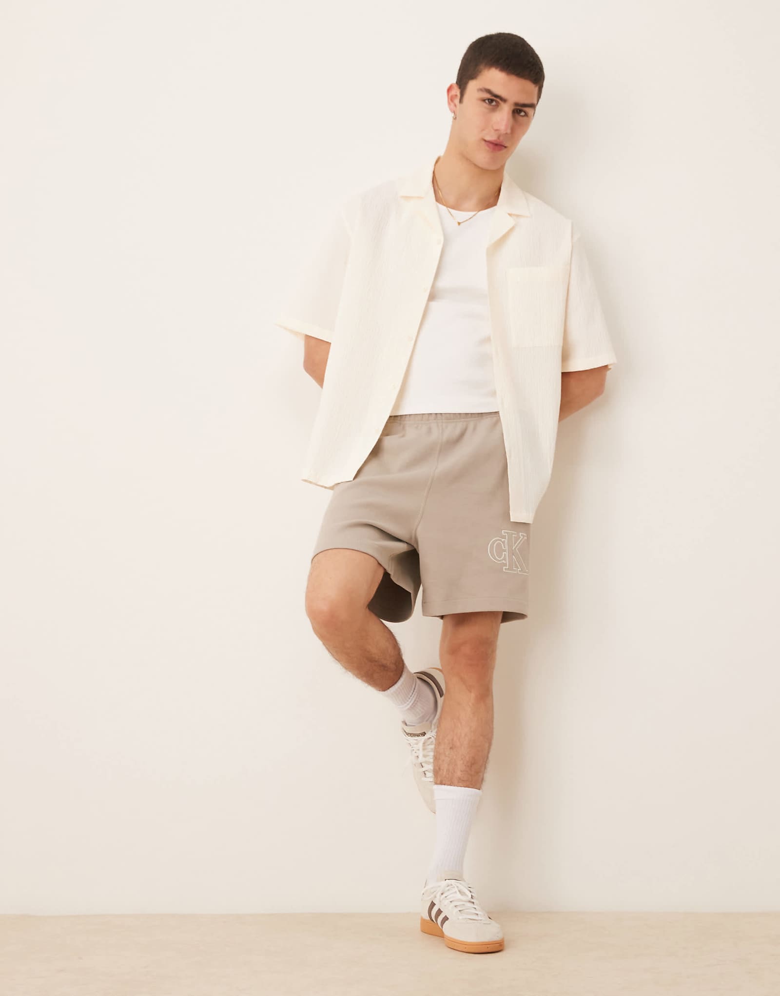 Шорты из джерси с аппликацией с логотипом Calvin Klein Jeans бежевого цвета 13590₽