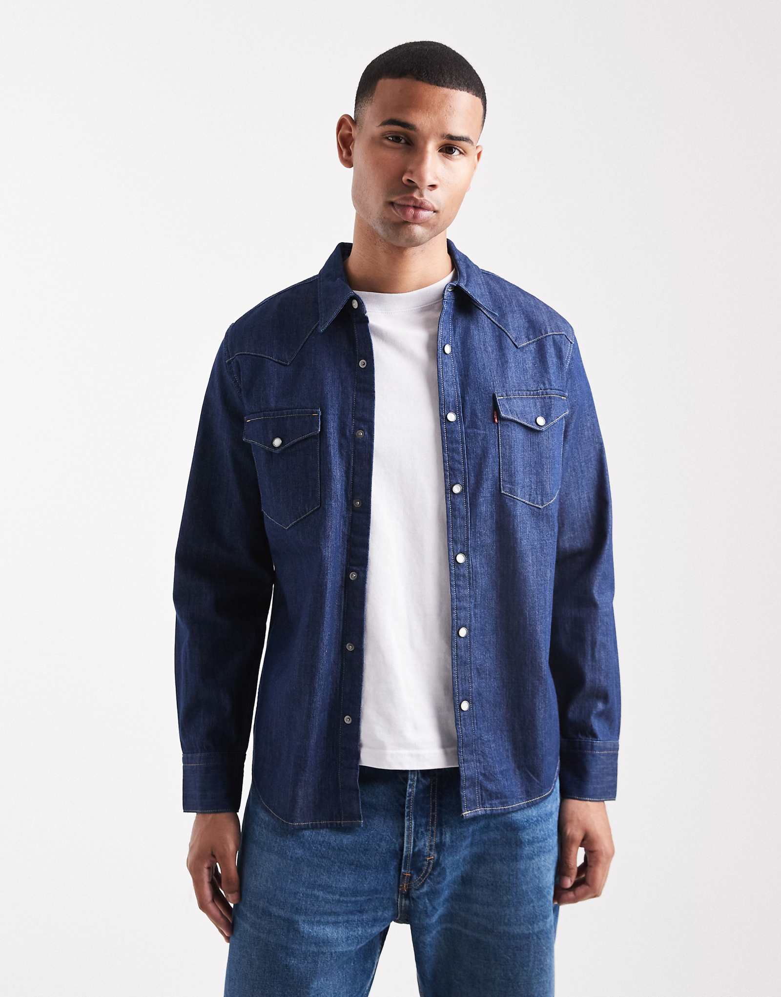 Джинсовая рубашка Levis barstow western standard fit темного цвета выстиранная 25090₽