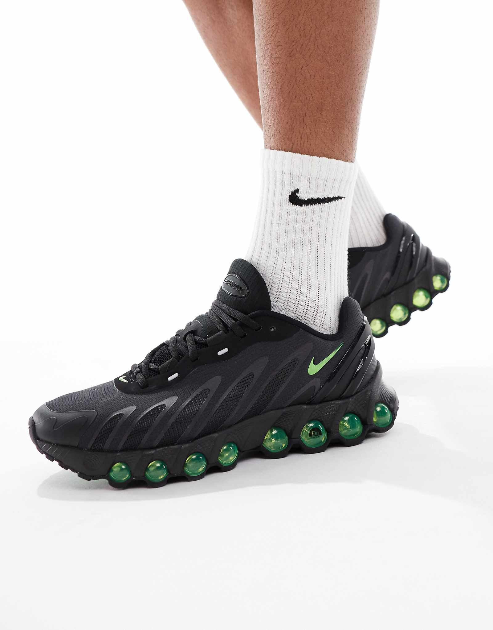 Кроссовки Nike Air Max DN8 черного и зеленого цветов 36790₽