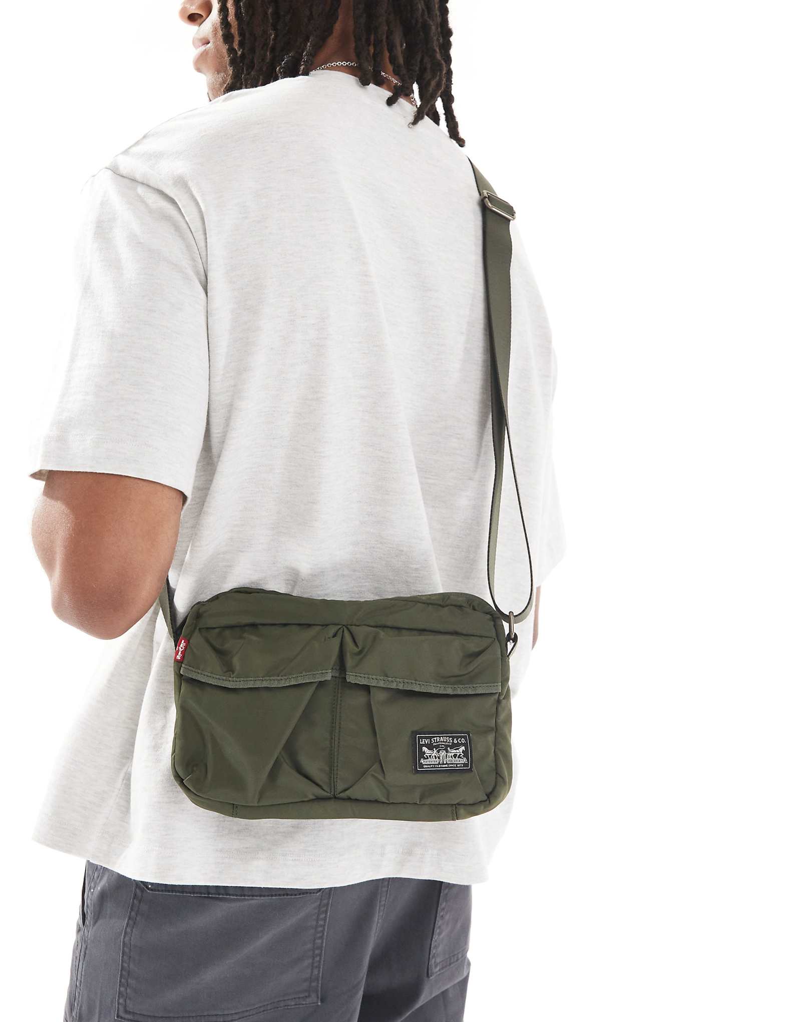 Сумка Levi's mission bay через плечо оливково-зеленого цвета