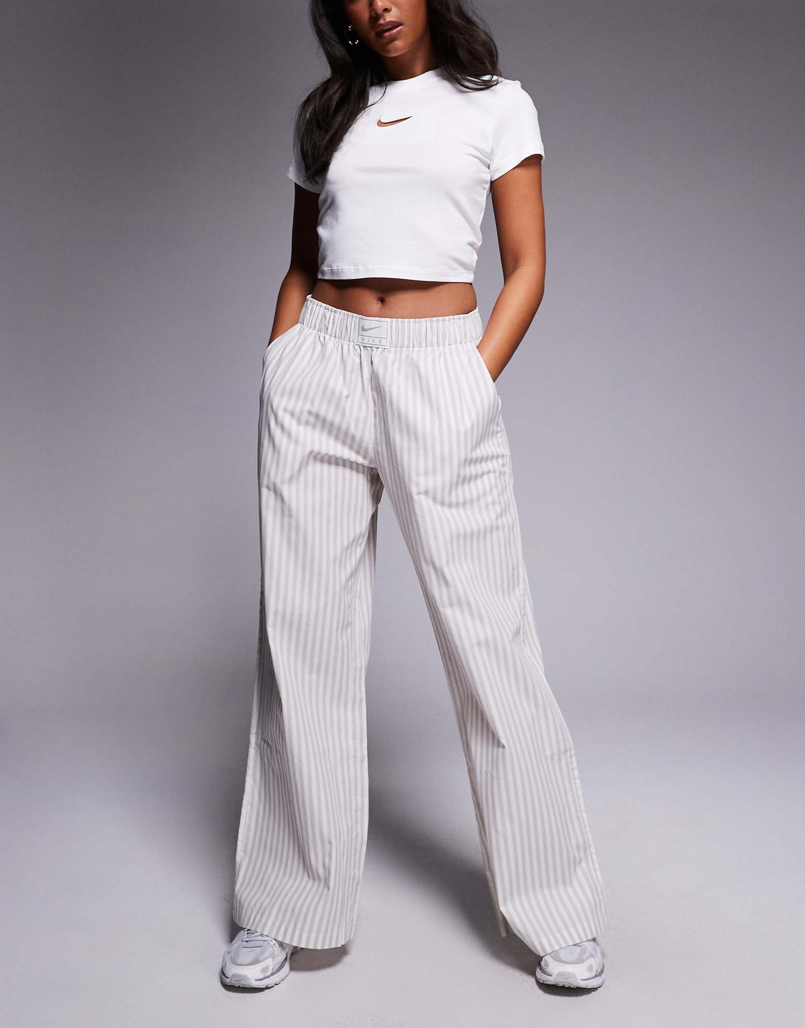 Полосатые попли брюки Nike светло-серого цвета 15290₽